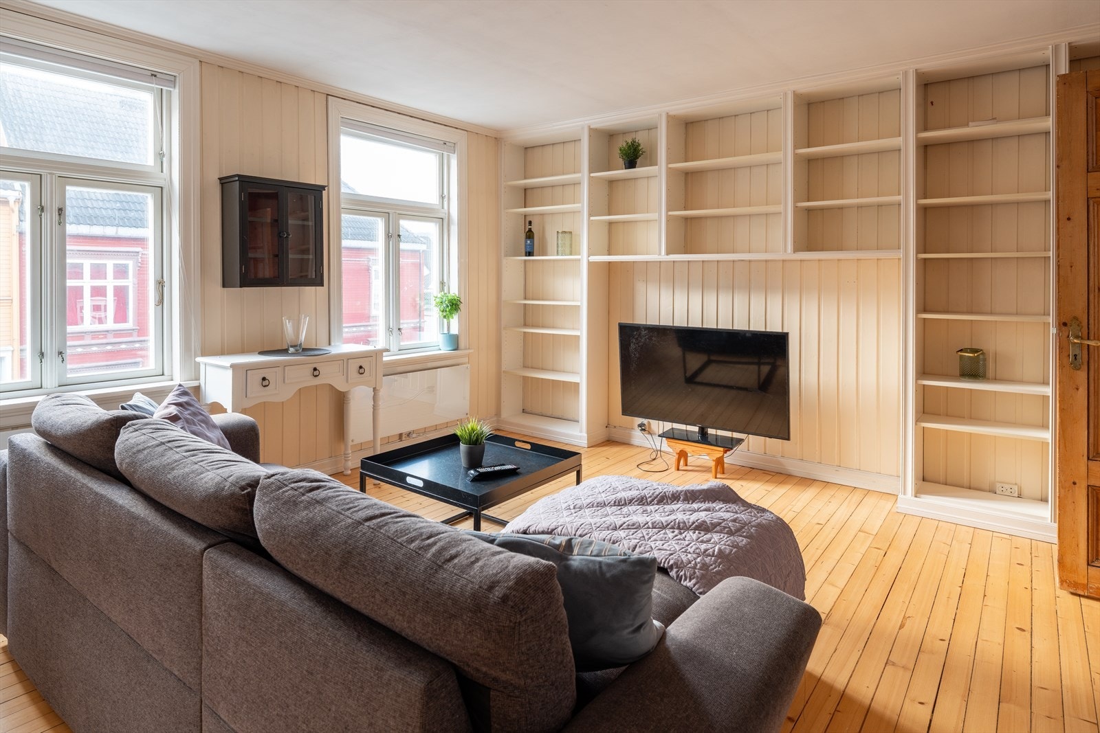 I 2. etasje er det en lys stue på 23,2 m² som byr på flere møbleringsmuligheter. Galleribilde