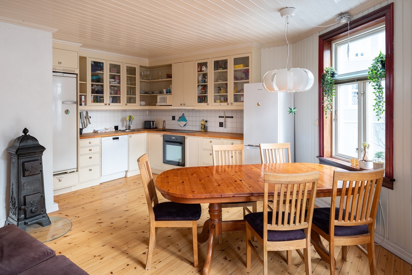 Her finner du leilighetens andre ildsted med en sjarmerende og rustikk vedovn. Denne blir per dags dato ikke benyttes ettersom den ikke er tilkoblet pipeløpet. Galleribilde