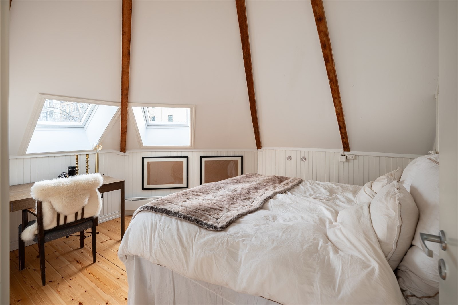 På leilighetens andre plan er det tre soverom. Dette soverommet er på 9,4 m² og har en sjarmerende utforming. Galleribilde