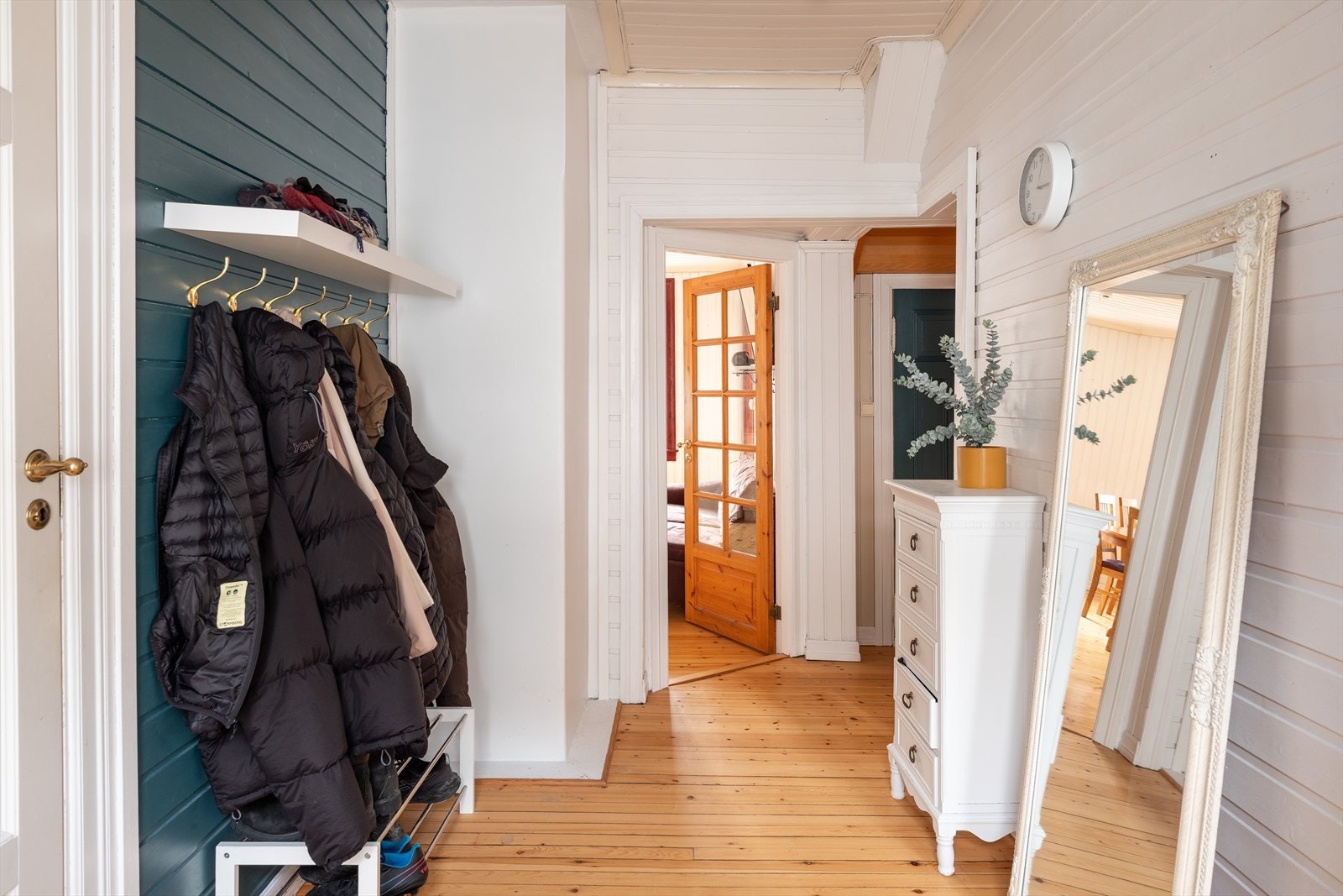 Innbydende entré med plass til oppheng av klær og plassering av skotøy. Galleribilde