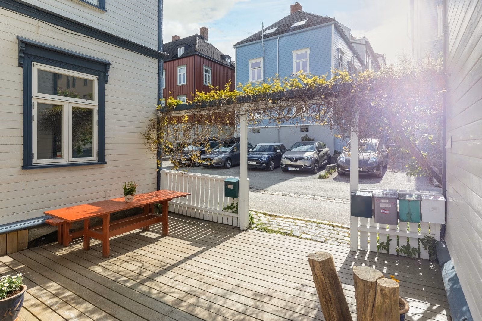 Området har soneparkering for den som eventuelt har bil. Galleribilde