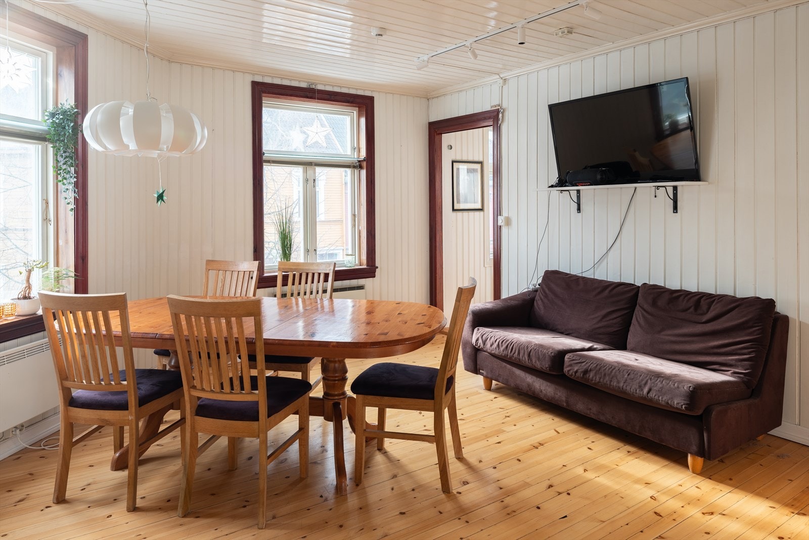 Leiligheten har rause vindusflater som byr på rikelig med naturlig lysinslipp. Galleribilde