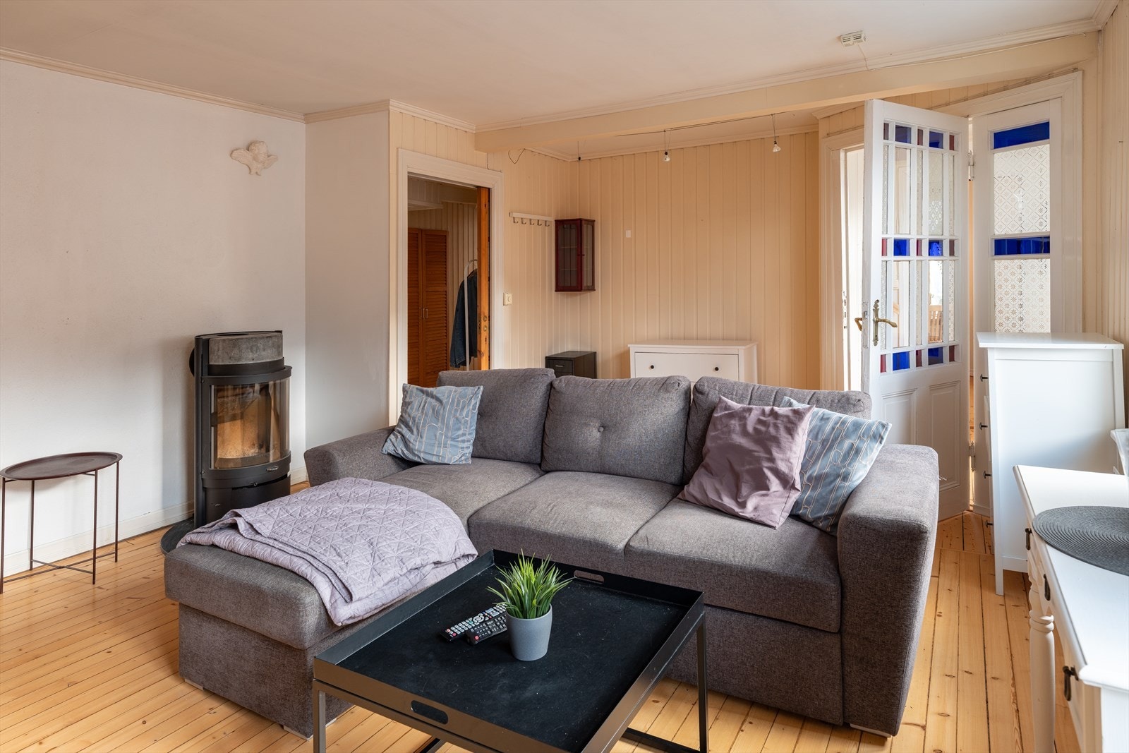 I stuen er det vedfyringsmuligheter, som er en effektiv og økonomisk måte å varme opp leiligheten på. Galleribilde