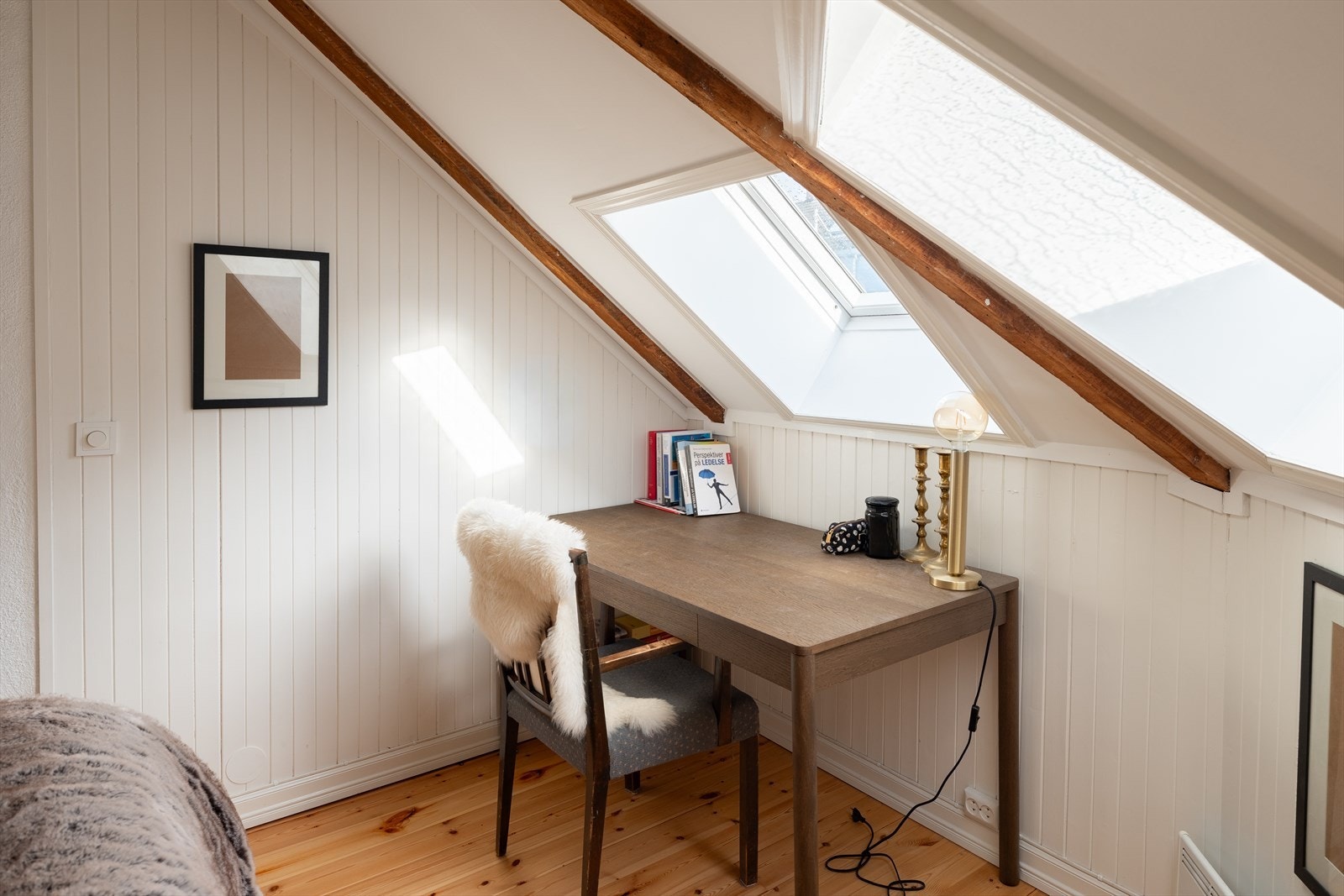 Trebjelker i naturlig farge gir et sjarmerende uttrykk. Galleribilde