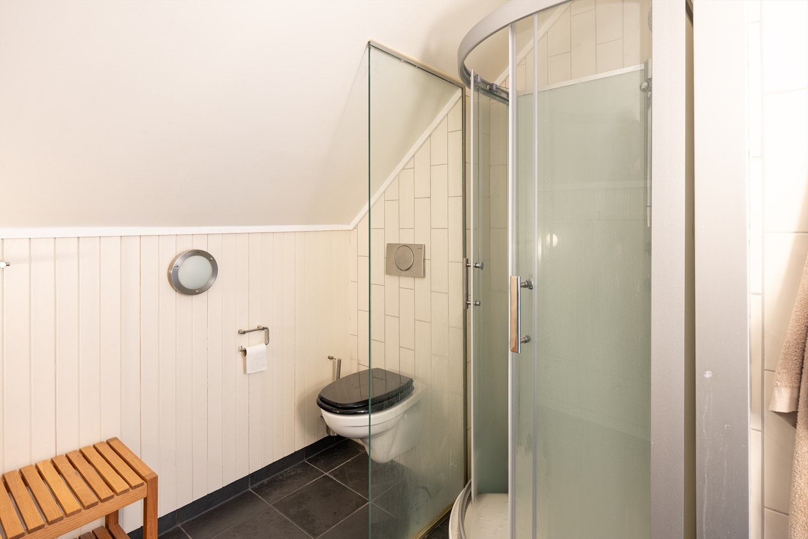 Det nyeste badet er i loftetasjen, dette er på 4,6 m². Galleribilde