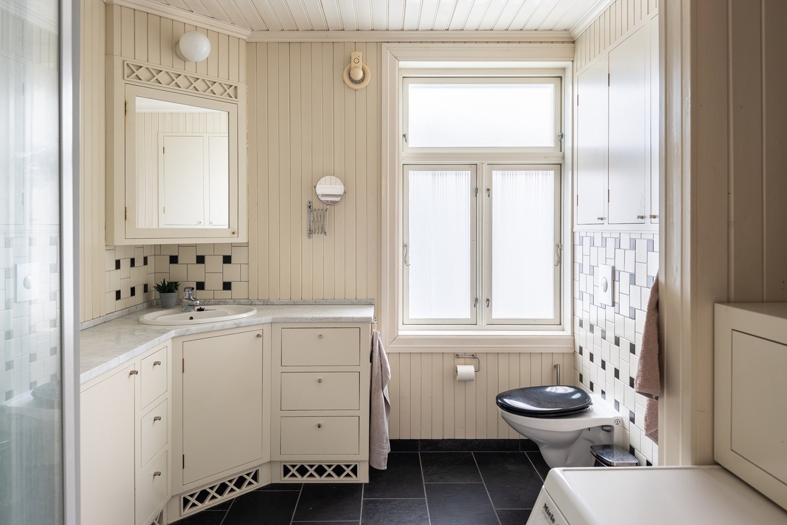 Boligen har et bad på hvert plan, og badene er fra henholdsvis 2007 og 2002 iflg. tidligere salgsoppgave. Galleribilde