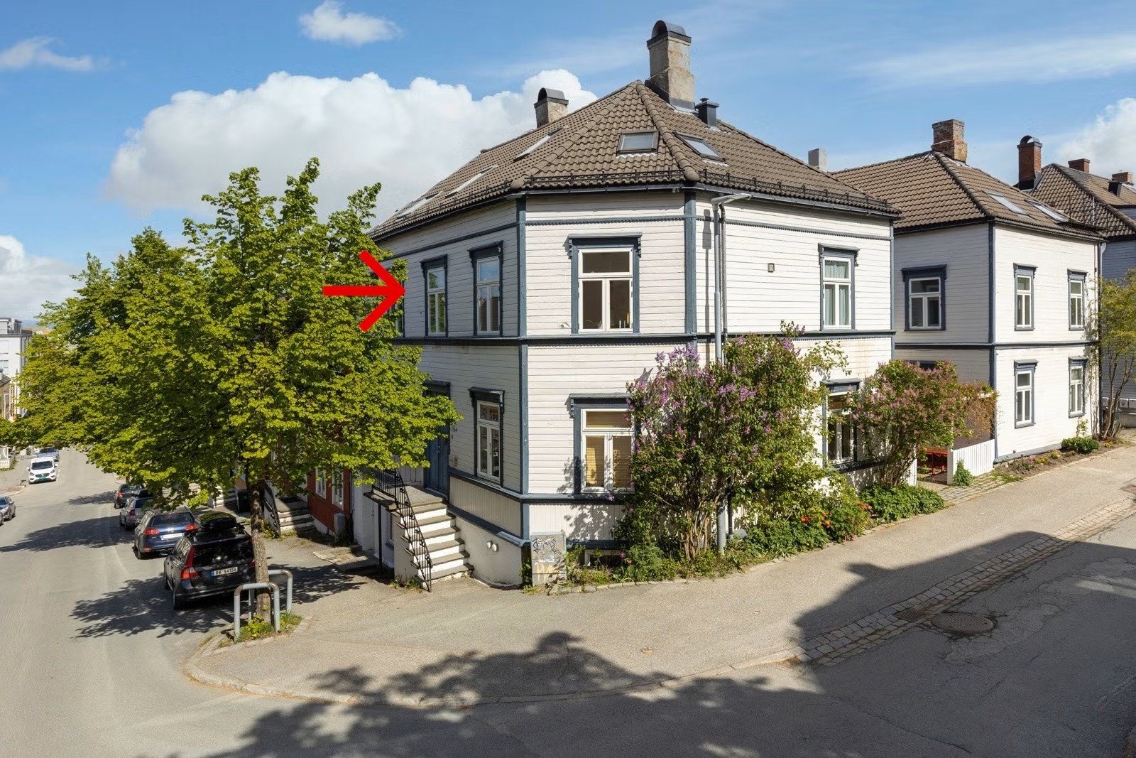 Velkommen til Rosenborg gate 19A - En innbydende og romslig 5-roms leilighet over to plan med rustikke og sjarmerende trekk. Foto: Eivind Mølnå. Galleribilde