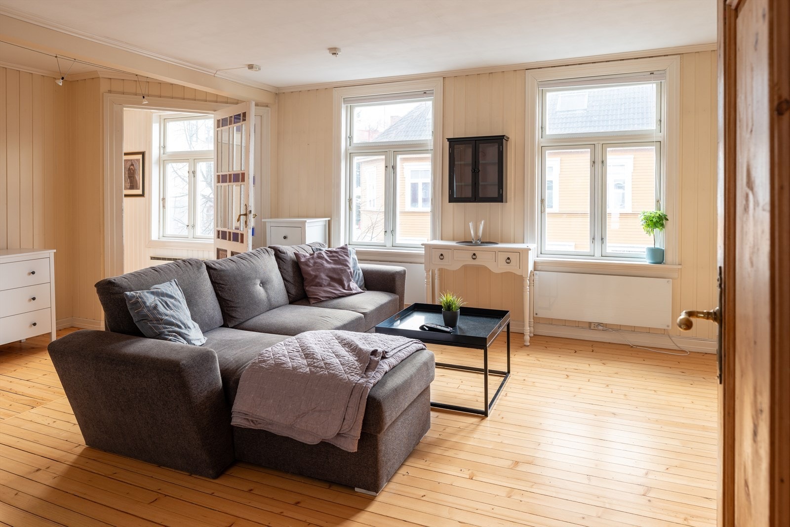 Leiligheten ligger svært fint til på attraktive Møllenberg med kort vei til flere av byens studiesteder, Festningen, Solsiden, sentrum og Bakklandet m.m. Galleribilde