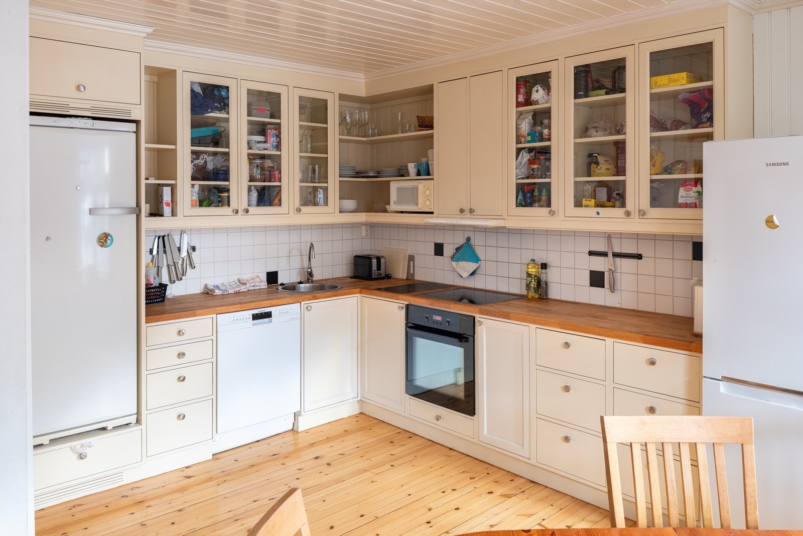 Romslig kjøkken på 22 m² med rikelig skap- og benkplass, samt god plass til spisegruppe. Galleribilde