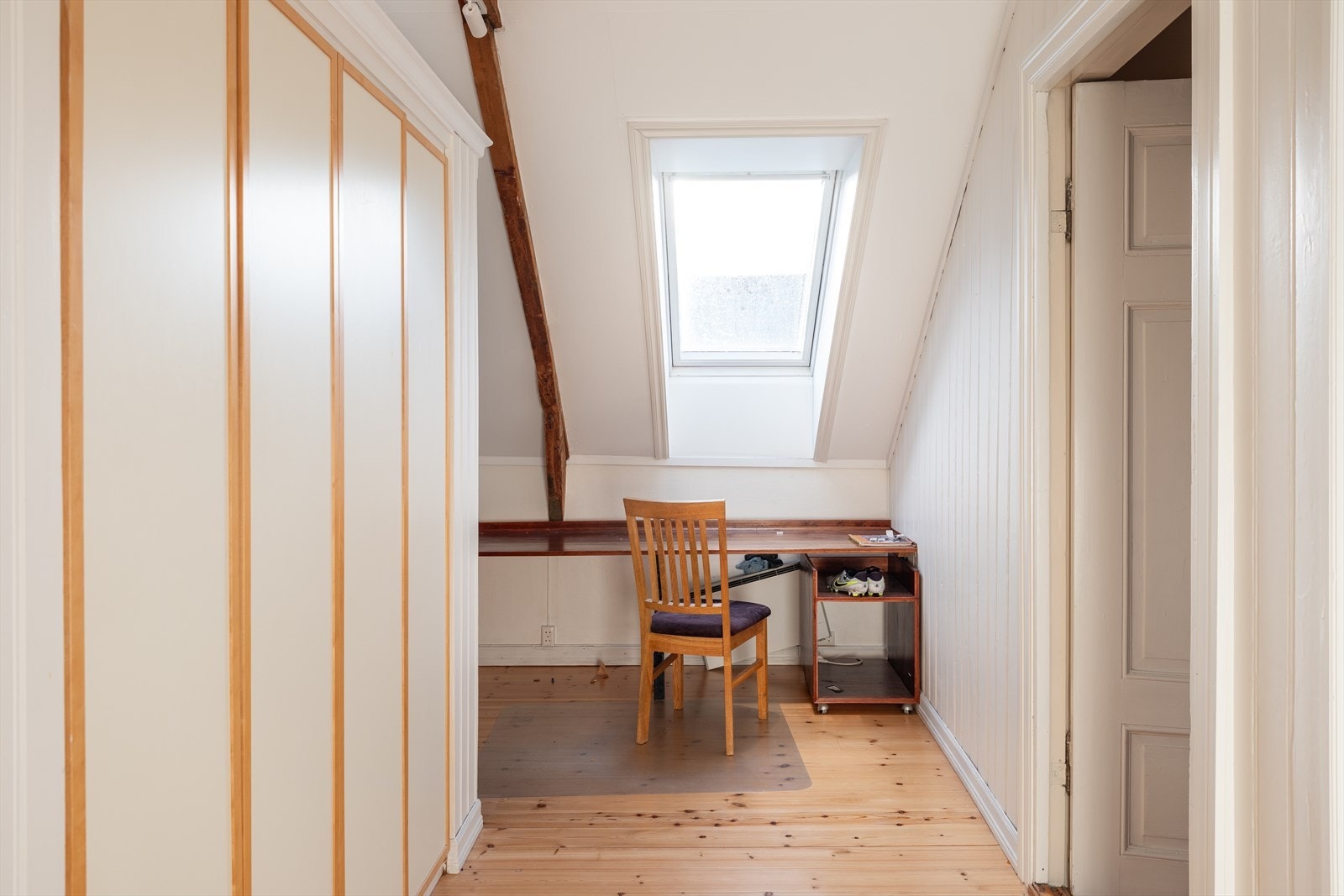 Gangen i loftetasjen måler 18 m². Her er det plass til oppbevaring og eventuelt kontorplass. Galleribilde