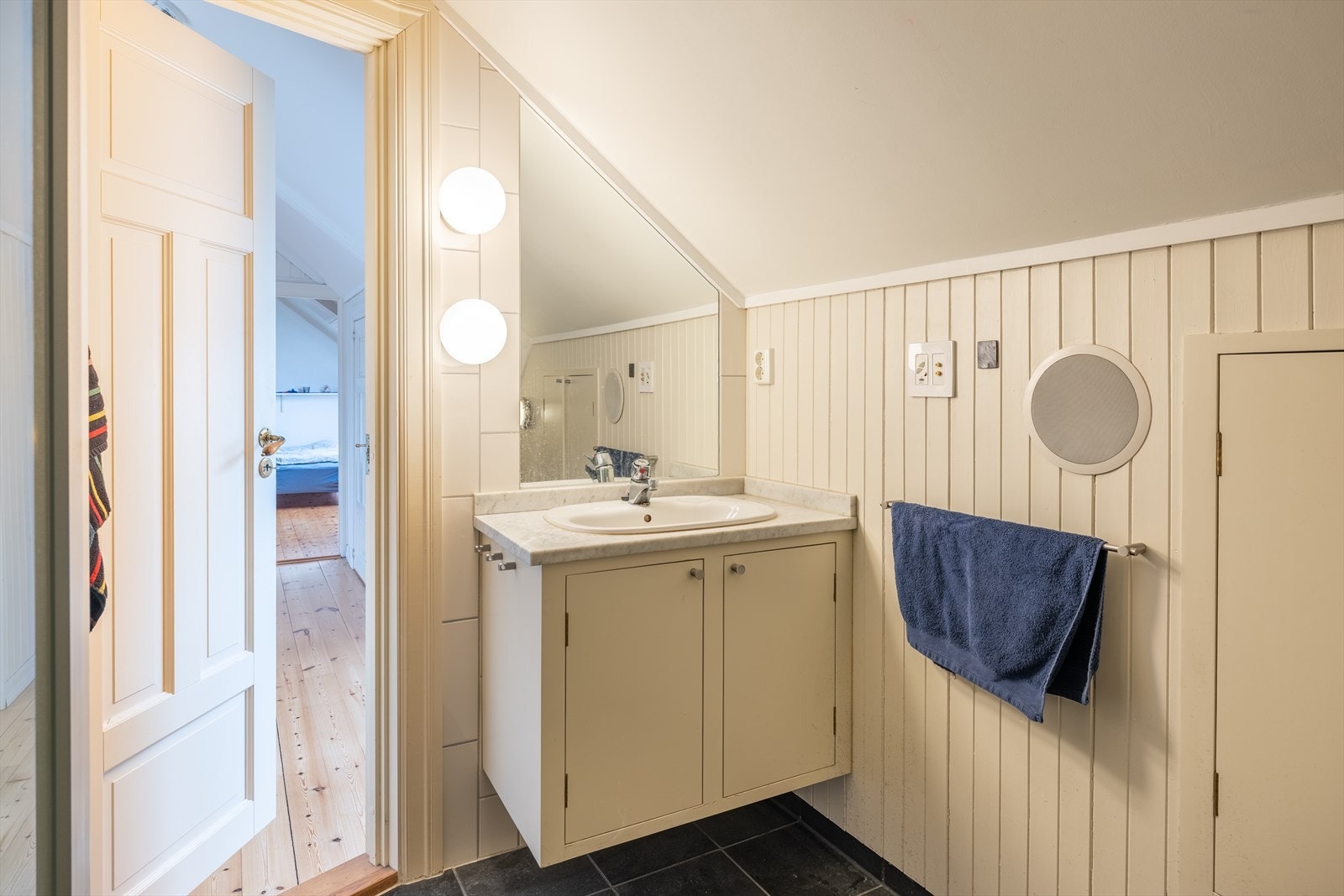 Det har vegger med beigemalt panel, veggfliser, gulvvarme og smarte, samt plassbygde skap. Galleribilde