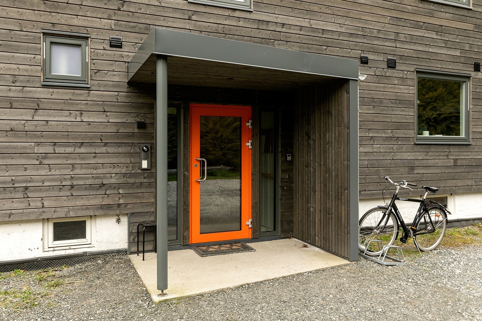 Eiendommen ligger sentralt på Jeløya, kjent for sin rike flora og flotte turområder. Galleribilde