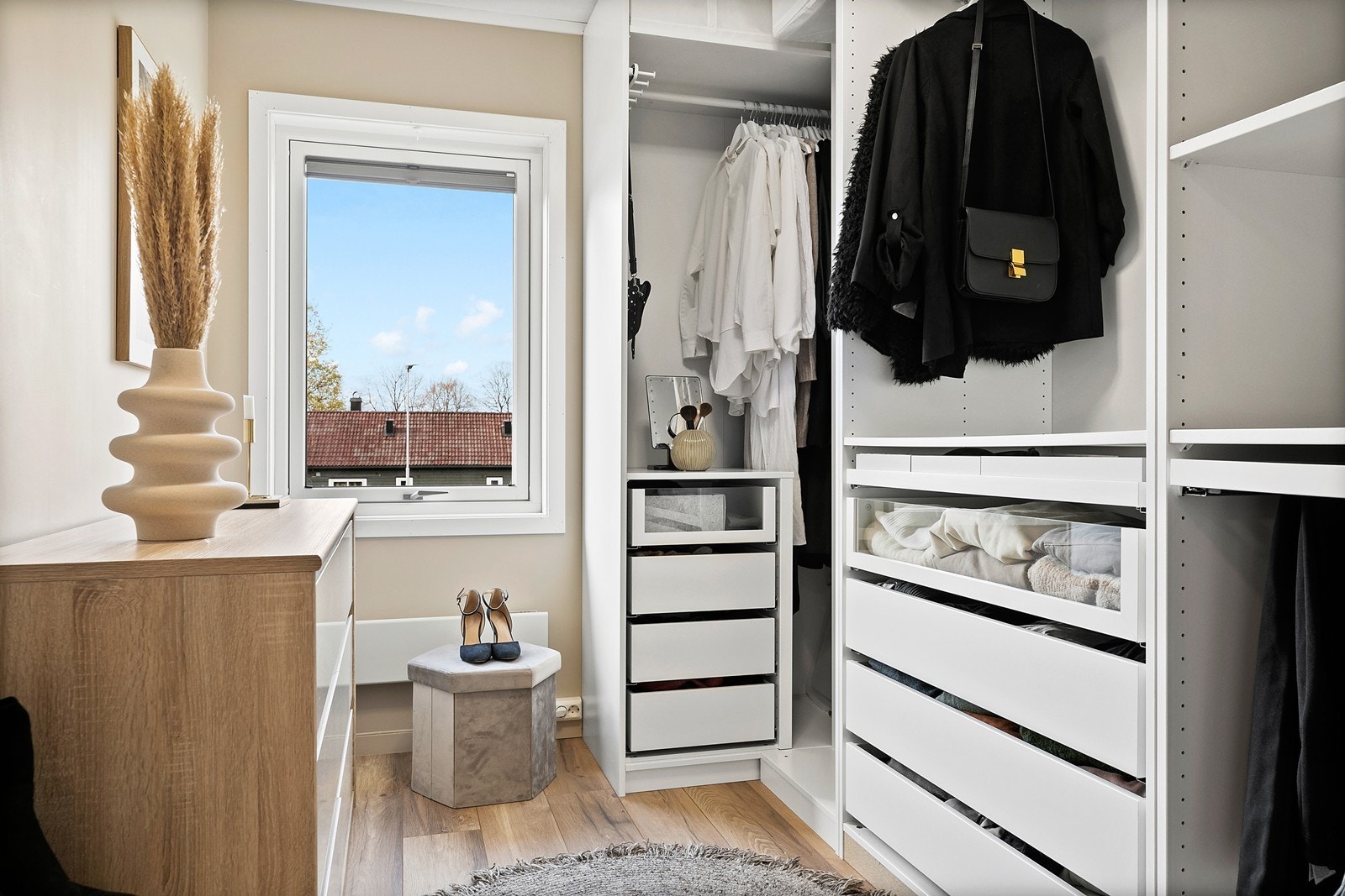 Soverom 3 benyttes som omkledningsrom. Her er det rikelig med oppbevaringsplass. Galleribilde