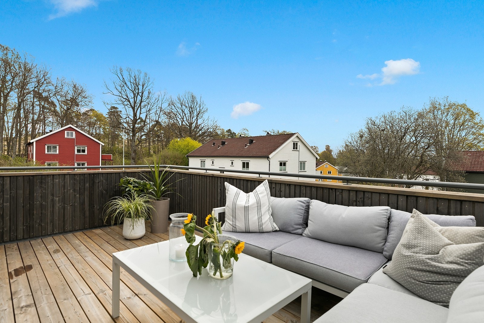 Fra stuen er det utgang til en romslig veranda på ca. 14 m², ny i 2021. Galleribilde