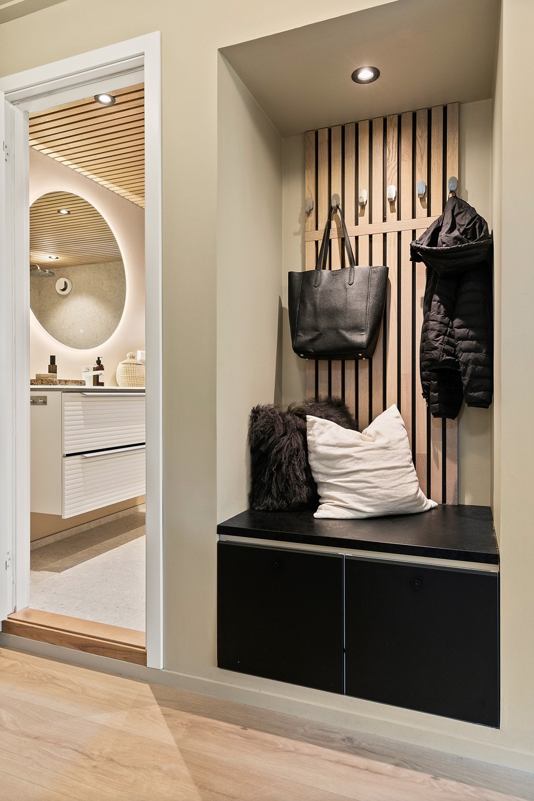Inngangspartiet har en praktisk, plassbygget nisje for yttertøy og sko. Galleribilde