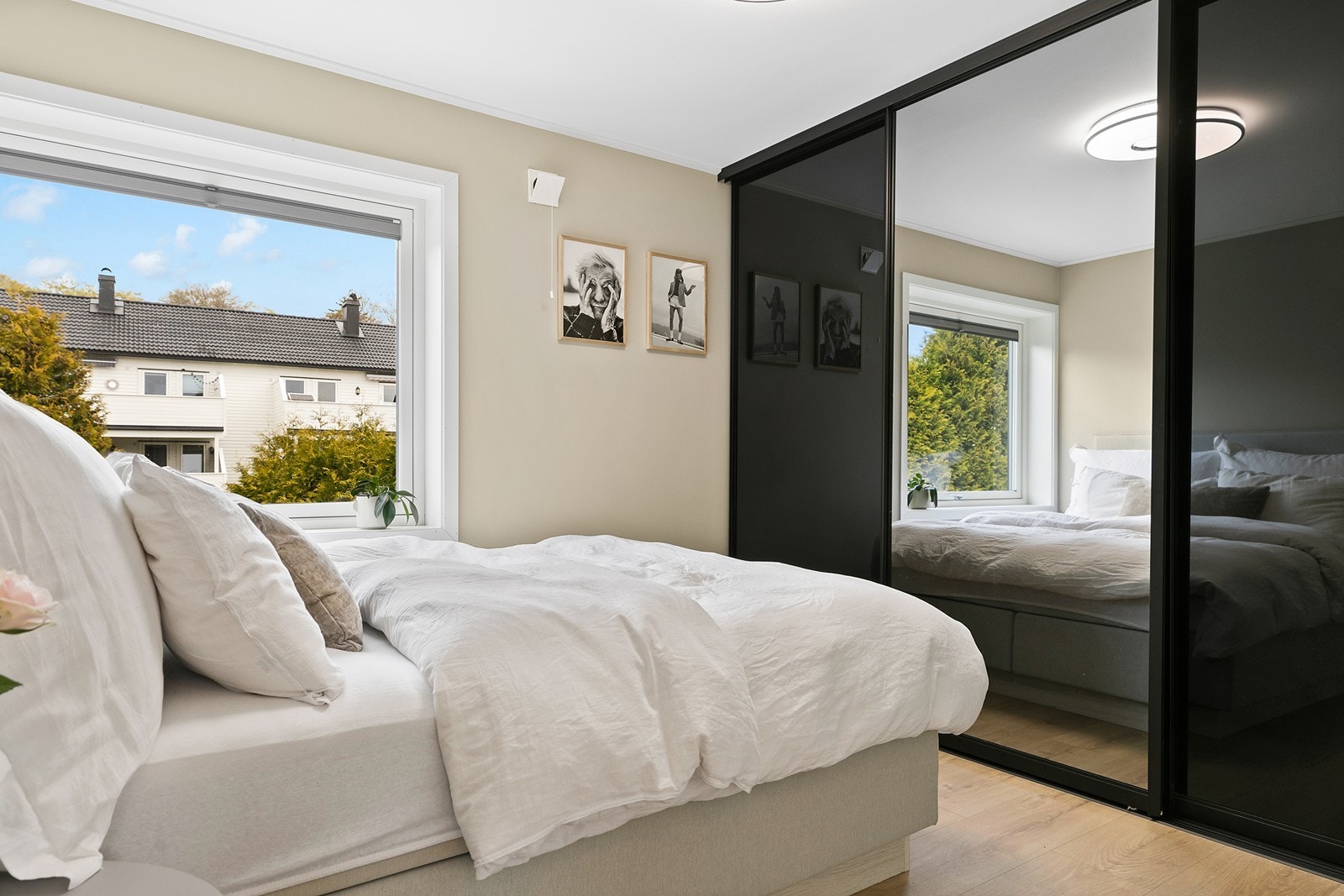 Hovedsoverommet har en stor, integrert skyvedørsgarderobe med speilfronter. Galleribilde