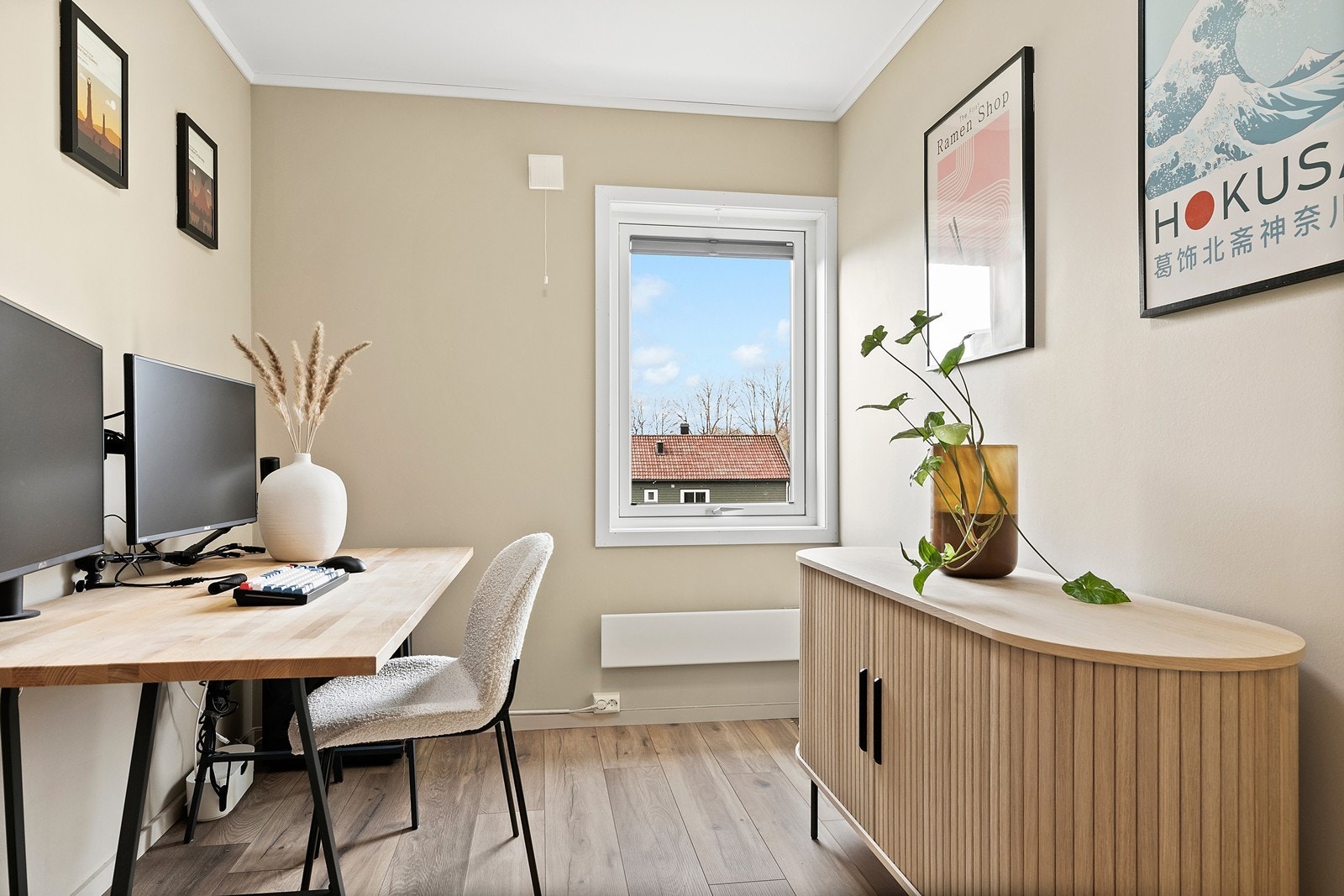Det andre soverommet er i dag innredet som kontor, men har god plass til seng og garderobe. Galleribilde