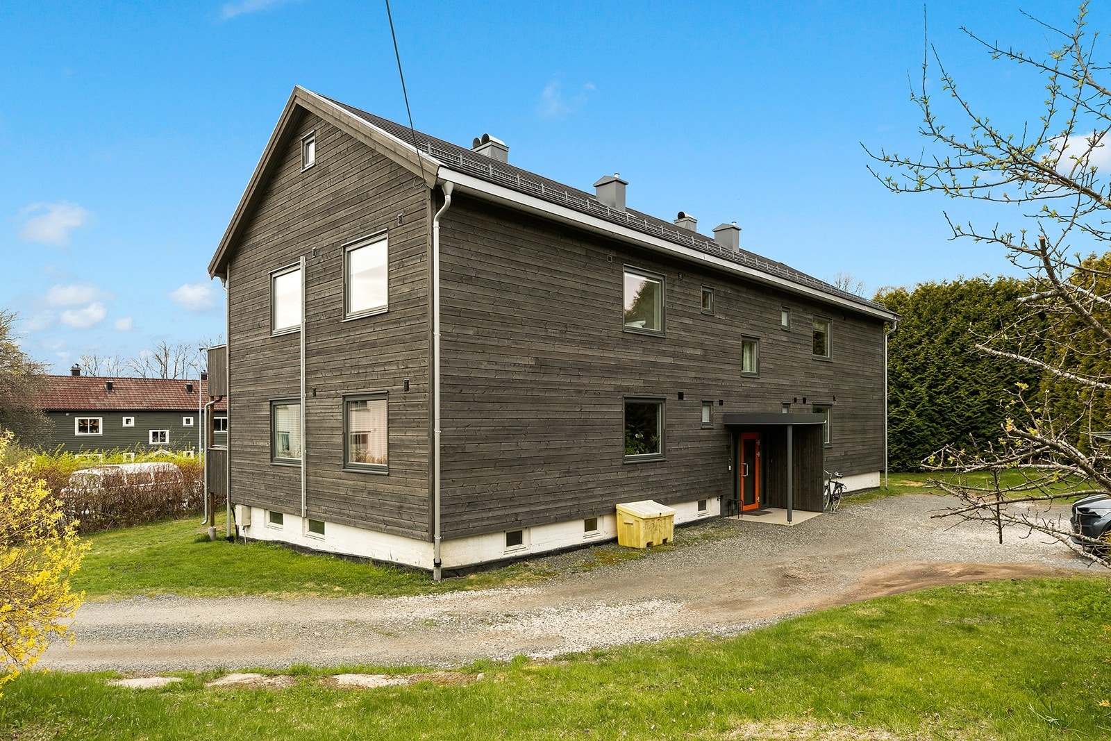 Leiligheten disponerer en parkeringsplass på gruset gårdsplass, samt tre boder i kjeller og på loft. Galleribilde
