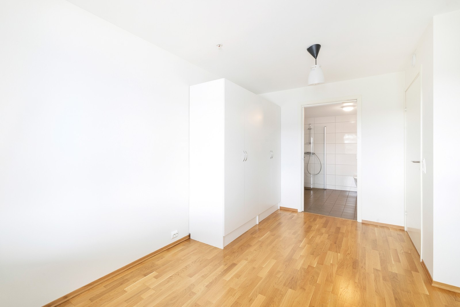 Hovedsoverom med plass til skap og seng direkte inngang til bad. Galleribilde