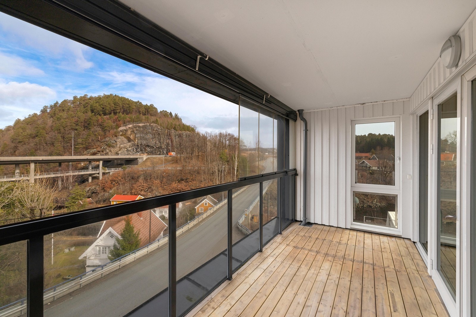 Stor innglasset balkong med ettermiddag og kveldssol på sommeren. Galleribilde