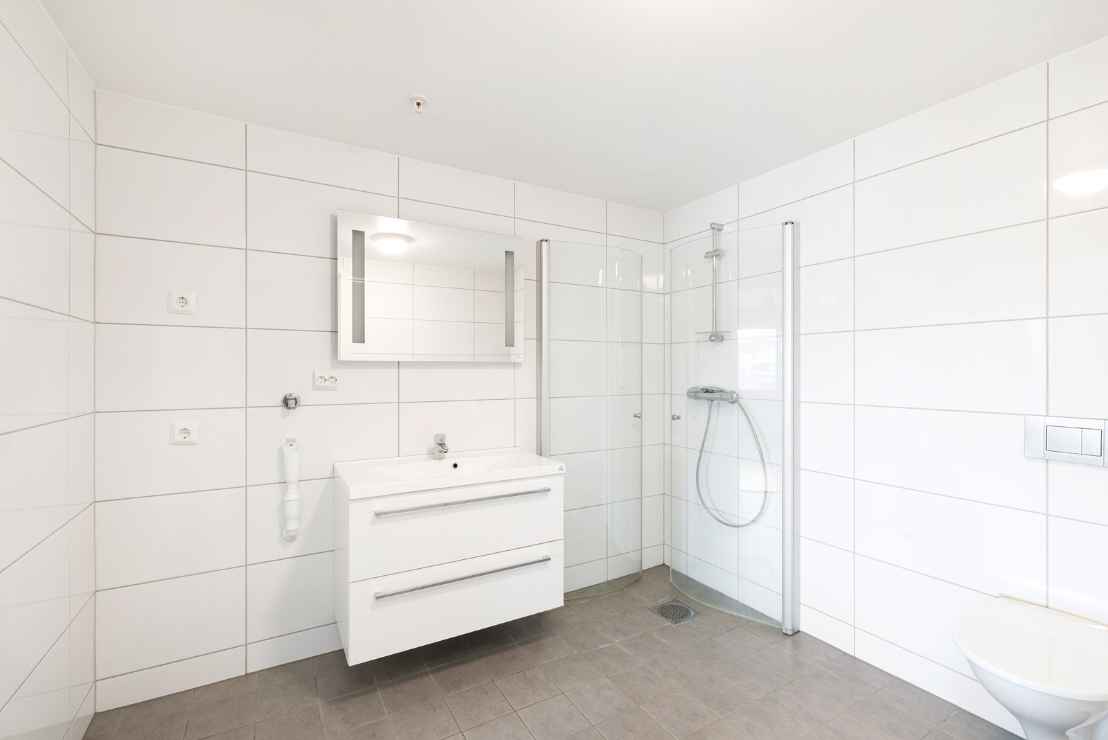 Flott flislagt bad med varme i gulv. Galleribilde