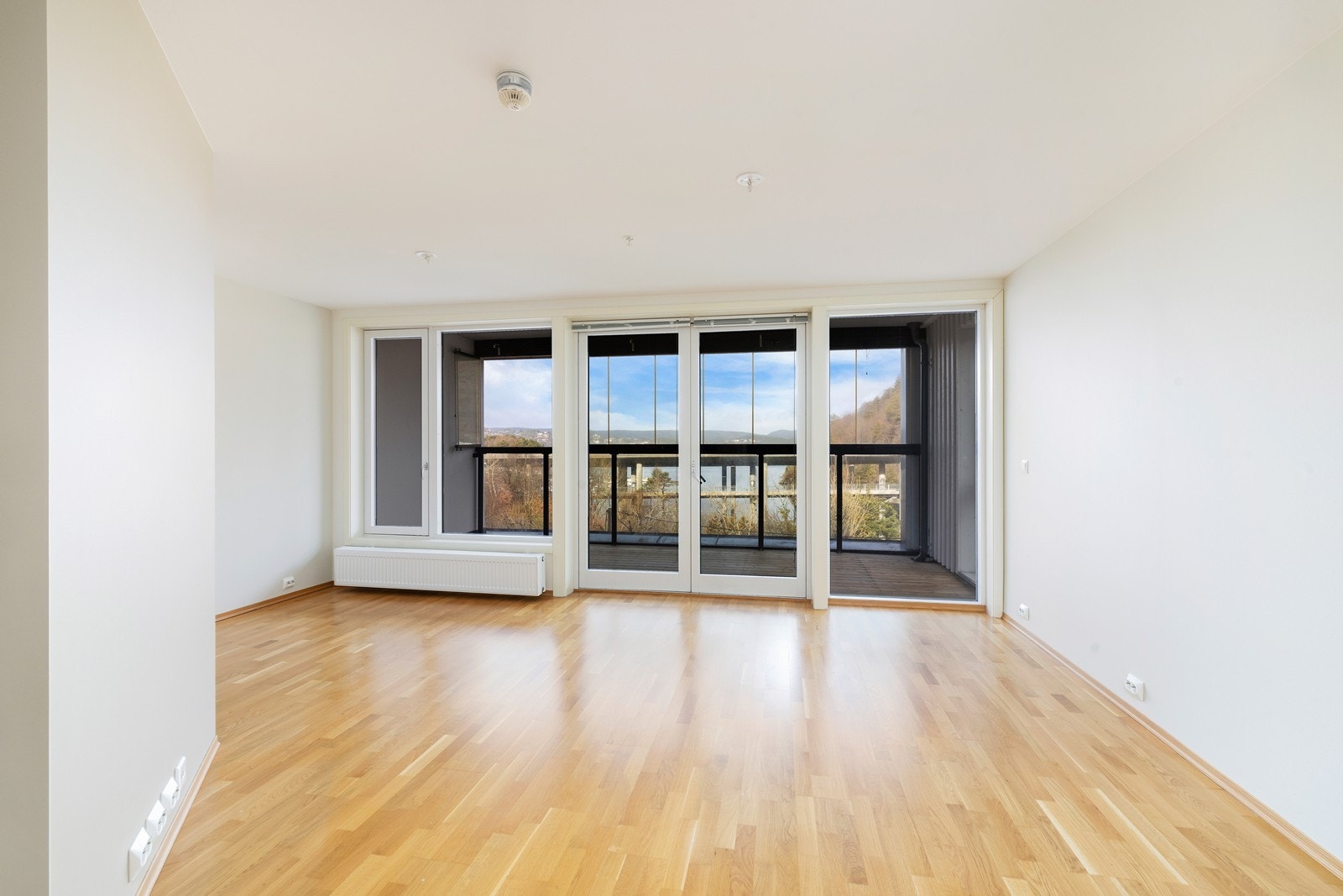 En pen 3-roms endeleilighet med solrik innglasset balkong og garasjeplass i kjeller. Sjøutsikt! Galleribilde