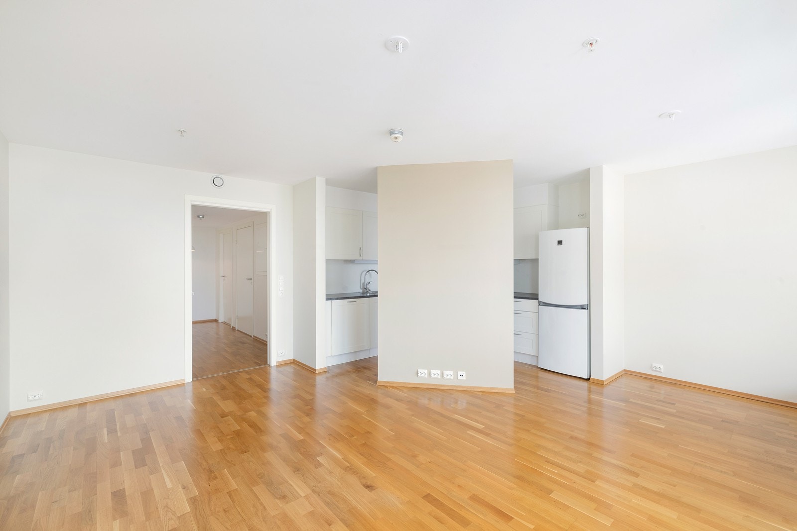 Stuen er delvis åpen mot kjøkken. Galleribilde