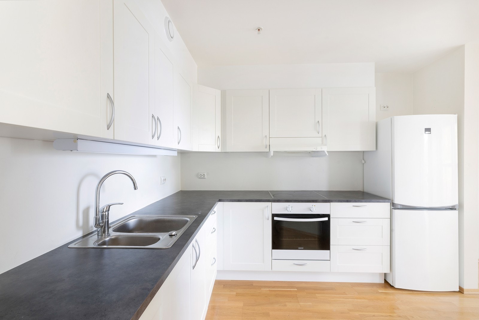 Hvitevarer som ovn, platetopp, ventilator, kjøleskap og oppvaskmaskin medfølger salget. Galleribilde