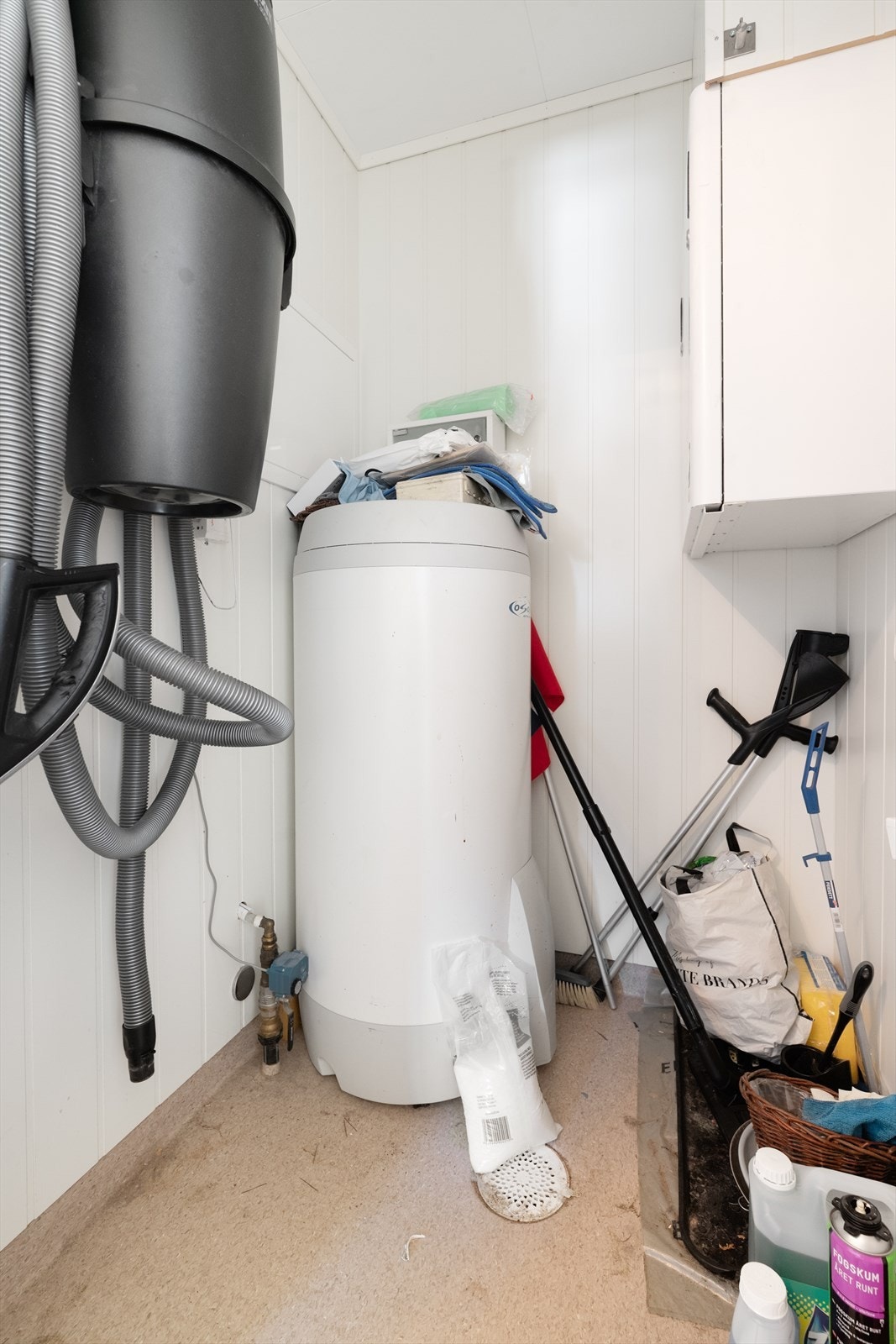 Teknisk bod som inneholder varmtvannstank fra oso på ca. 200liter, sentralstøvsuger og aggregat for det balanserte ventilasjonsanlegget. Galleribilde