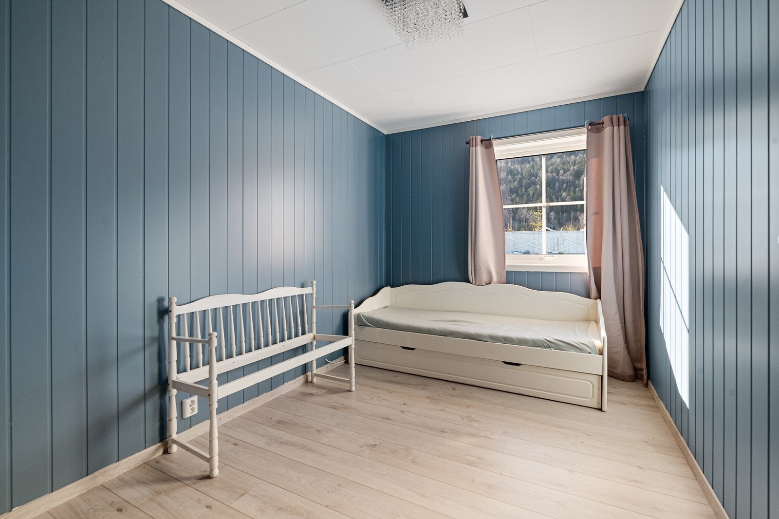 Rommene har fin plass til seng og garderobeløsning for oppbevaring av klær. Galleribilde