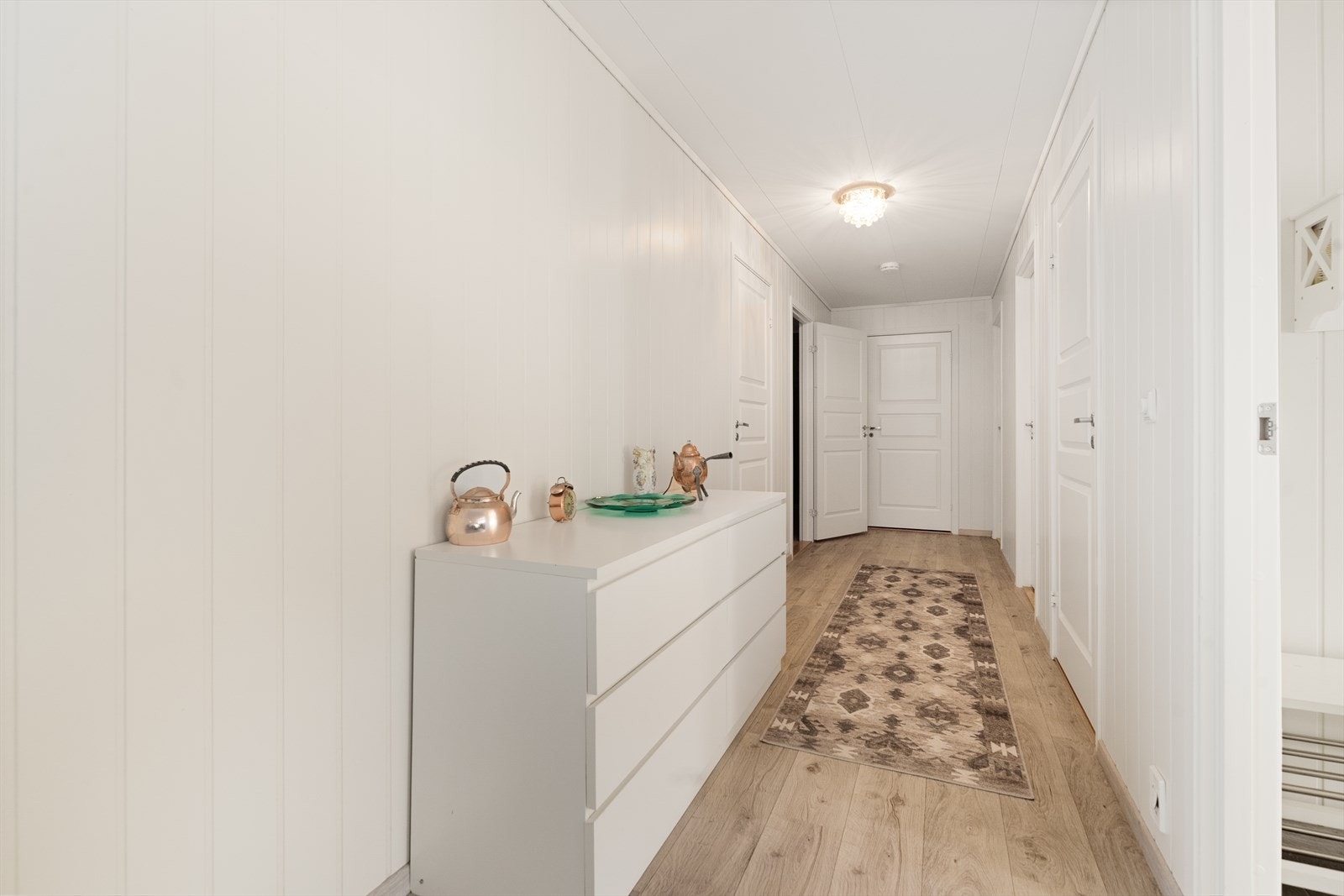 Fra entré kommer man inn til lyst gangareal som tar det videre til bad, 3 soverom, teknisk bod og stue/ spisestue. Galleribilde