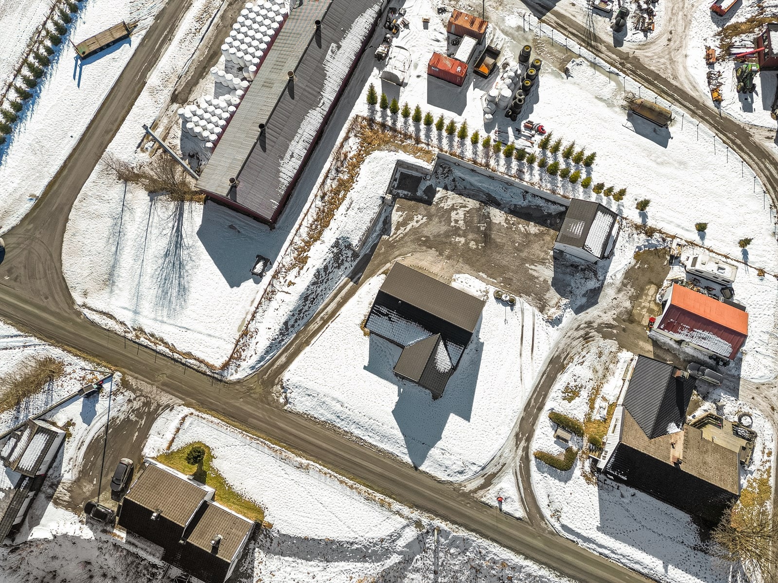 Eiendommen har en tomt på 2 068,6 m², som er opparbeidet med plen, gruslagte innkjørsler samt romslig gårdsplass. Galleribilde