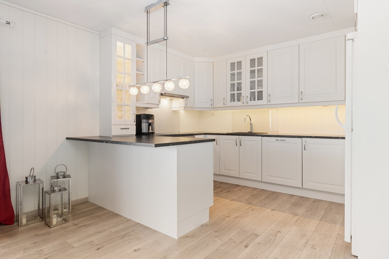 Hvitevarer som stekeovn, platetopp og oppvaskmaskin er integrert. Det er avsatt plass til frittstående kjøl-/ fryseskap i innredningen. Galleribilde