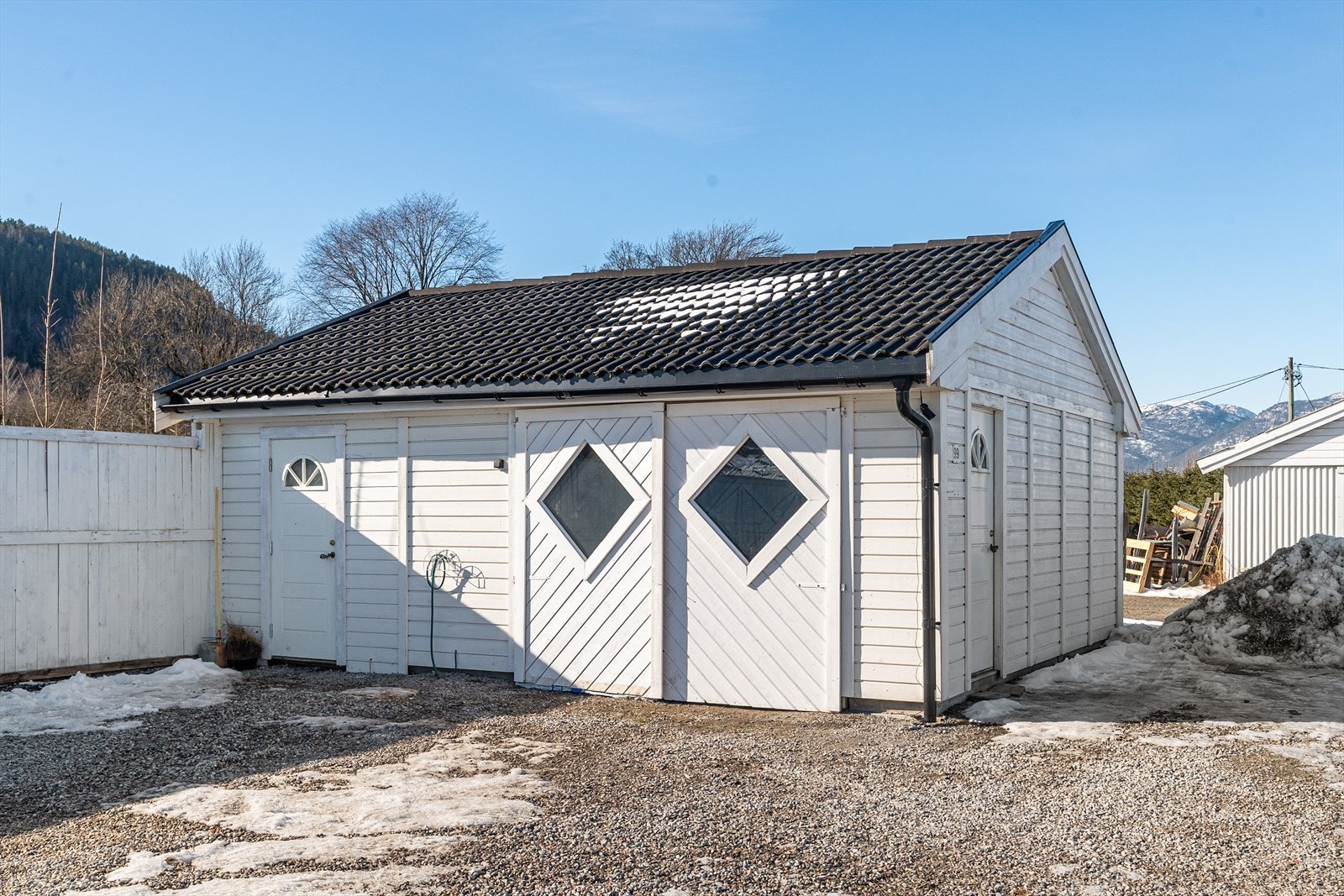 Det er oppført garasje i 2017. Garasjen er oppført uten at dette er søkt om og uten at eventuell nødvendig godkjennelse er gitt av kommunen. I en del tilfeller er slike tiltak unntatt søknadsplikt, men det er ikke avklart om dette gjelder dette tiltaket Galleribilde