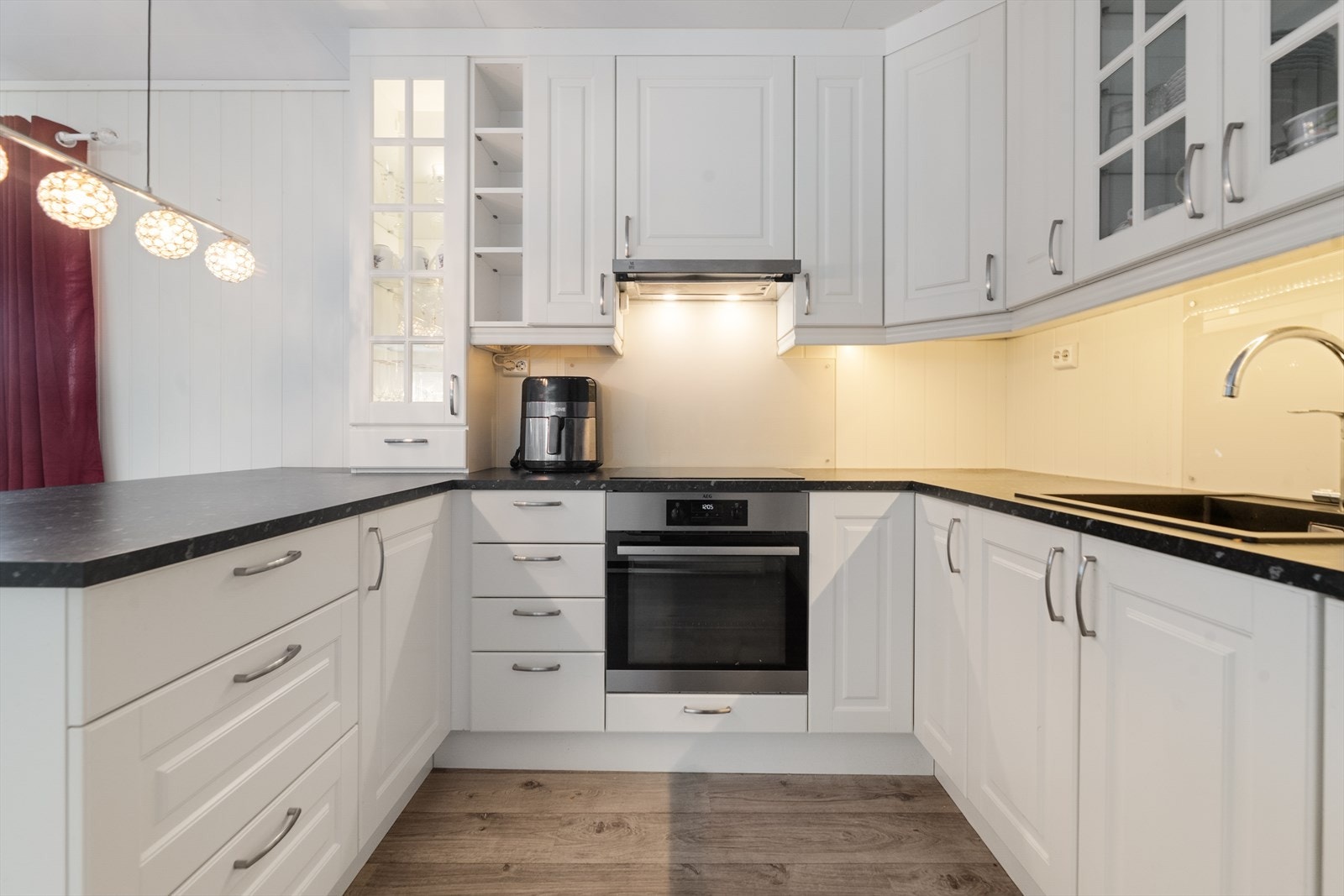 Kjøkkenet har pen og tidløs innredning som består av både over- og underskap som gir god oppbevaringsplass samt gode arbeidsflater på kjøkkenbenk. Galleribilde