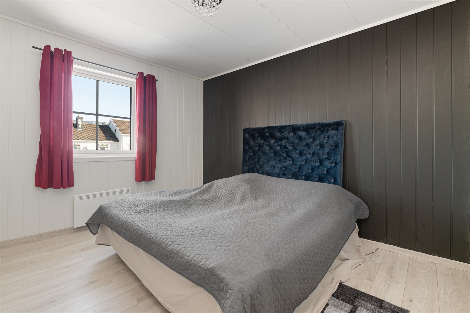 Boligen har 3 gode soverom som ligger i fin tilknytning til hverandre i gangen. Galleribilde