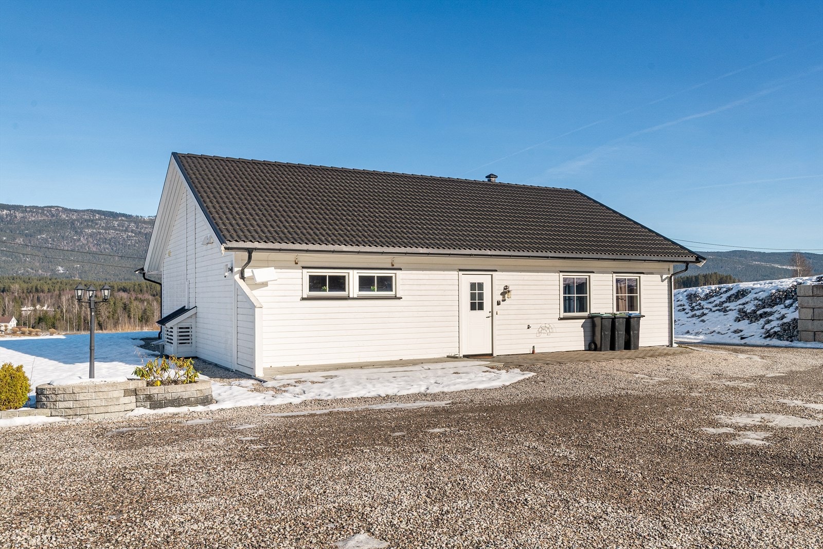 En innbydende og pen enebolig fra 2017, men en praktisk og god planløsning over ett plan. Galleribilde