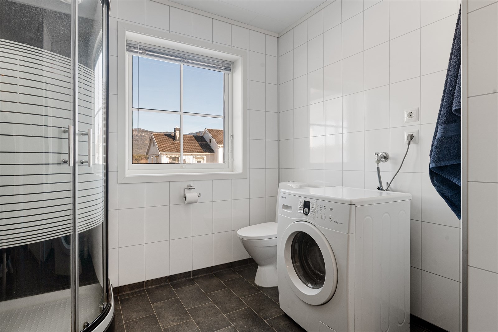 Overflater på badet består av vinylbelegg på gulv med varmekabler, baderomsplater på vegg og takess i himling. Galleribilde