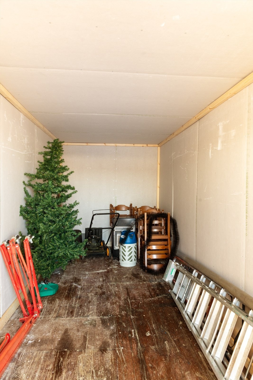 På siden av garasjen er det lagringsplass. Galleribilde