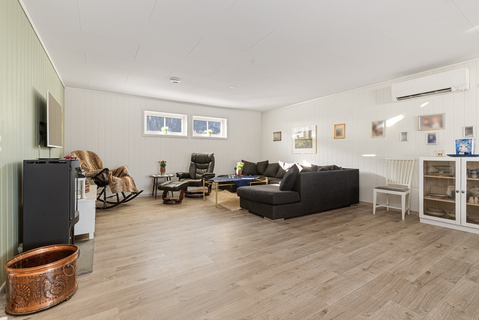 I stuen er det montert varmepumpe på vegg som gir en jevn og god varme. Galleribilde