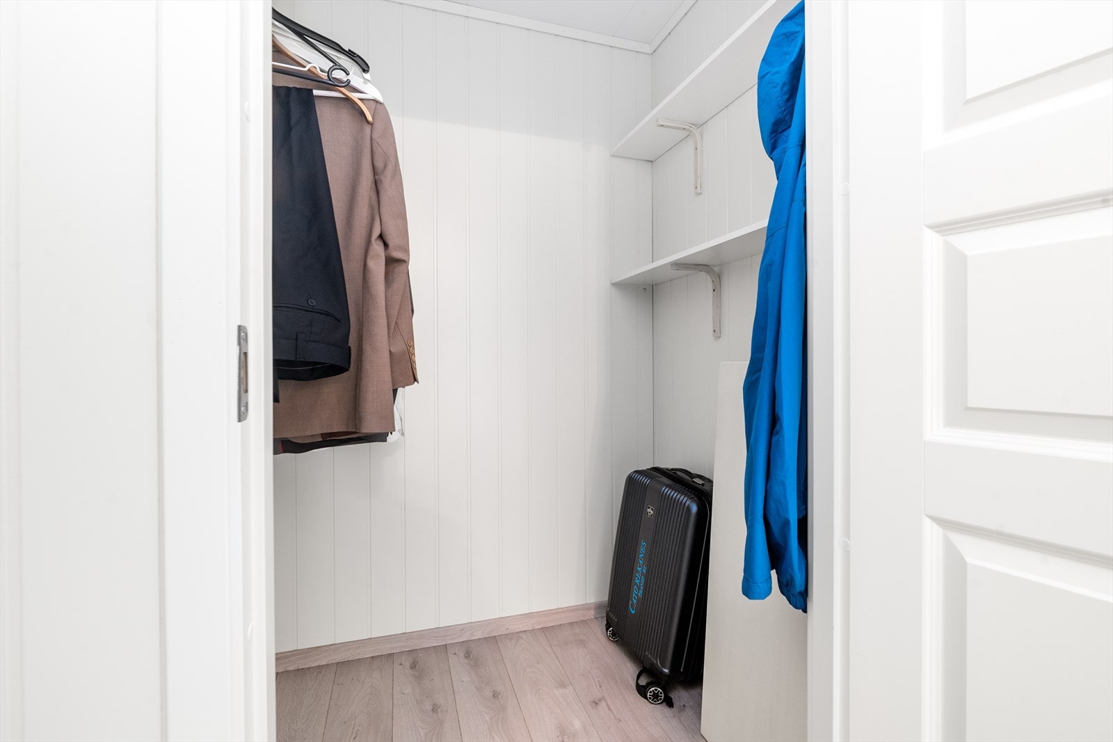 I enden av gangen er det dør inn til praktisk garderoberom med god oppbevaringsplass. Galleribilde