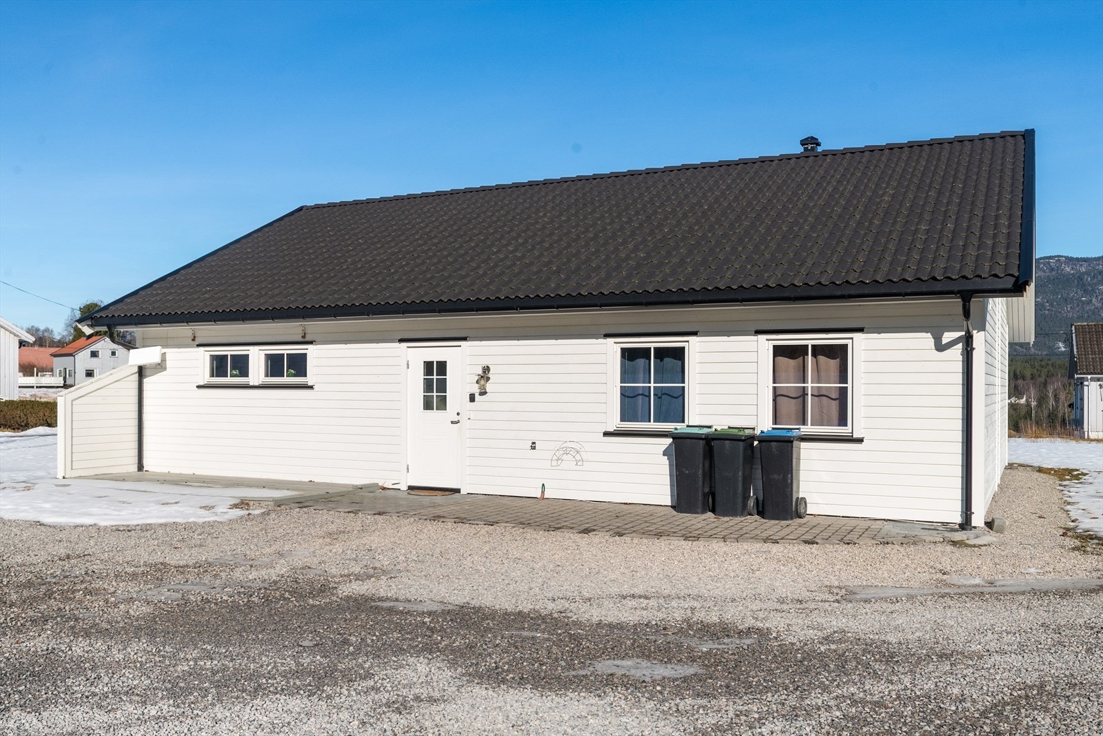 Ved inngangspartiet er det en hyggelig platting med fin plass til kafesett og gode solforhold. Galleribilde