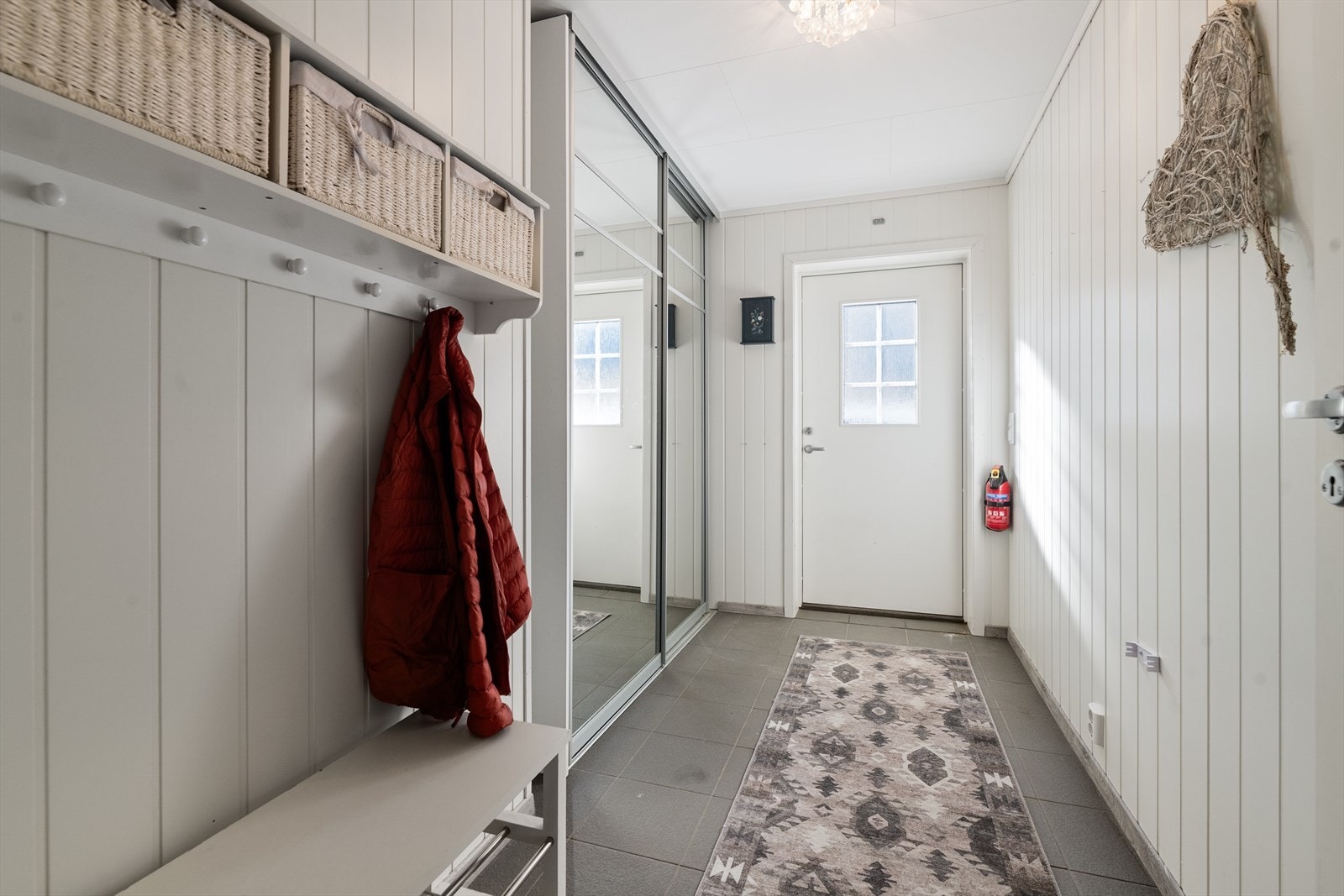 Velkommen inn til lys og hyggelig entré som byr på god oppbevaringsplass for sko- og yttertøy. Galleribilde