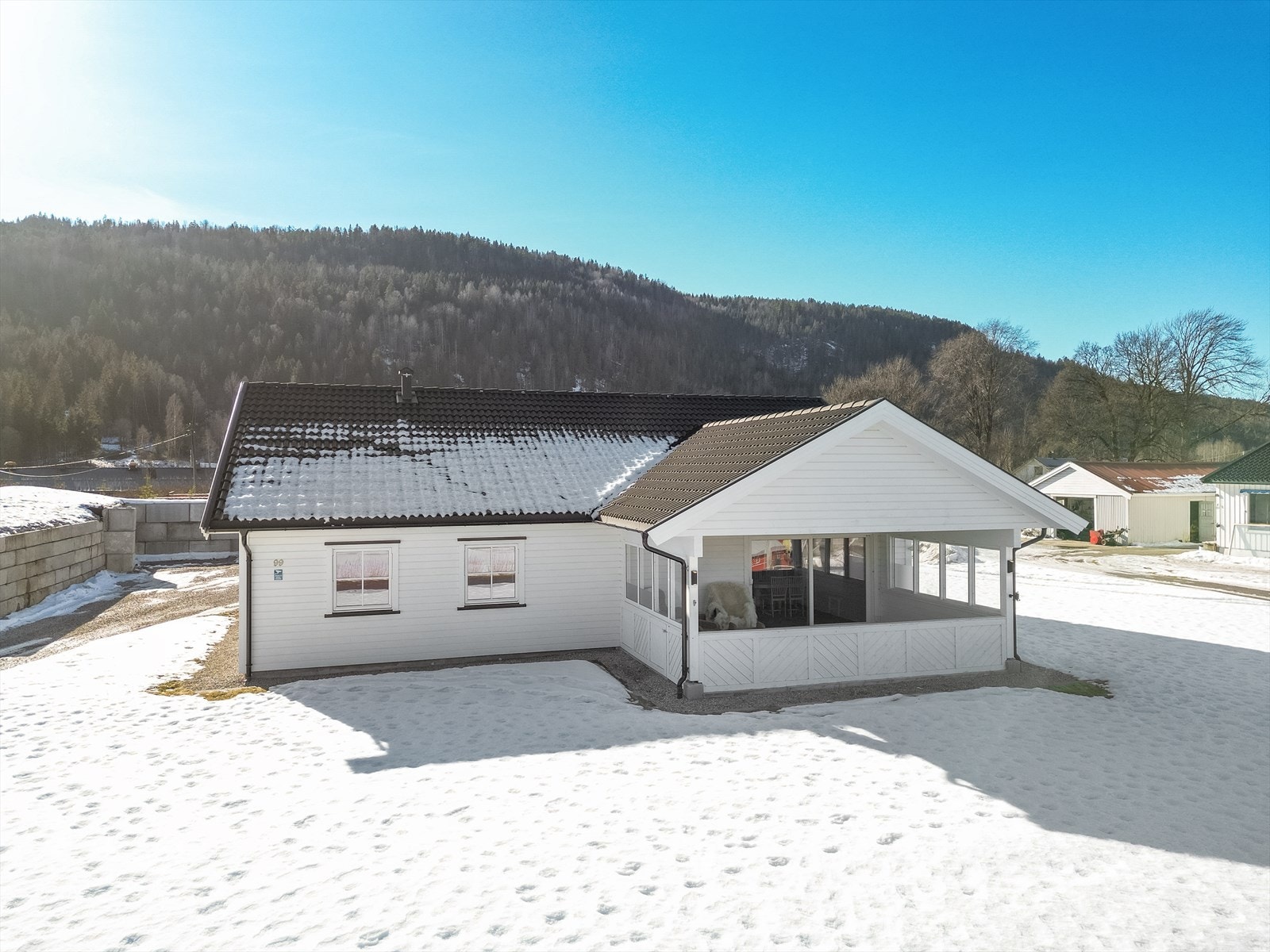 Eiendommen ligger landlig til i underkant av 4 km fra Bø sentrum, mot Gvarv. Området består av spredt boligbebyggelse, landbrukseiendommer og nært til Brenna næringsområde. Galleribilde