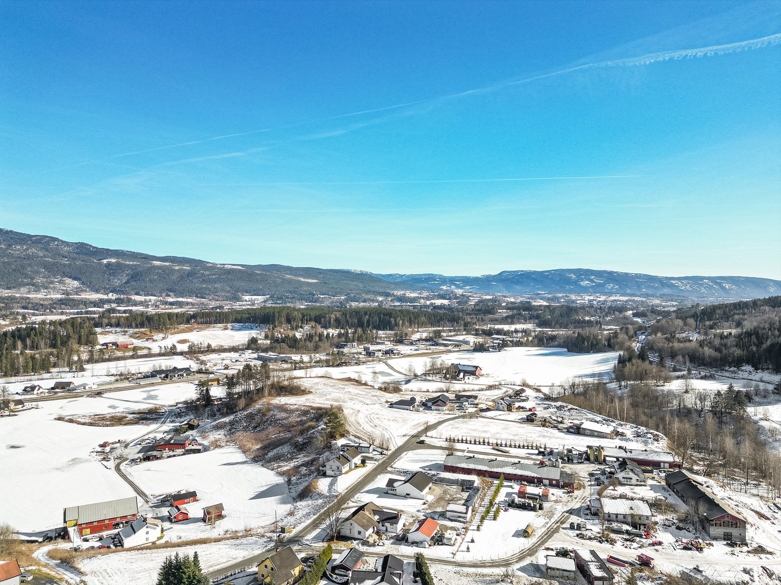 Bø barneskole, Bø ungdomsskole og Bø videregående skole ligger alle mellom 4 og 5 km fra eiendommen. Det finnes også flere barnehager i nærområdet. Og det er ca. 5 km til Universitetet i Sørøst-Norge, avd. Bø med flere studieretninger. Galleribilde