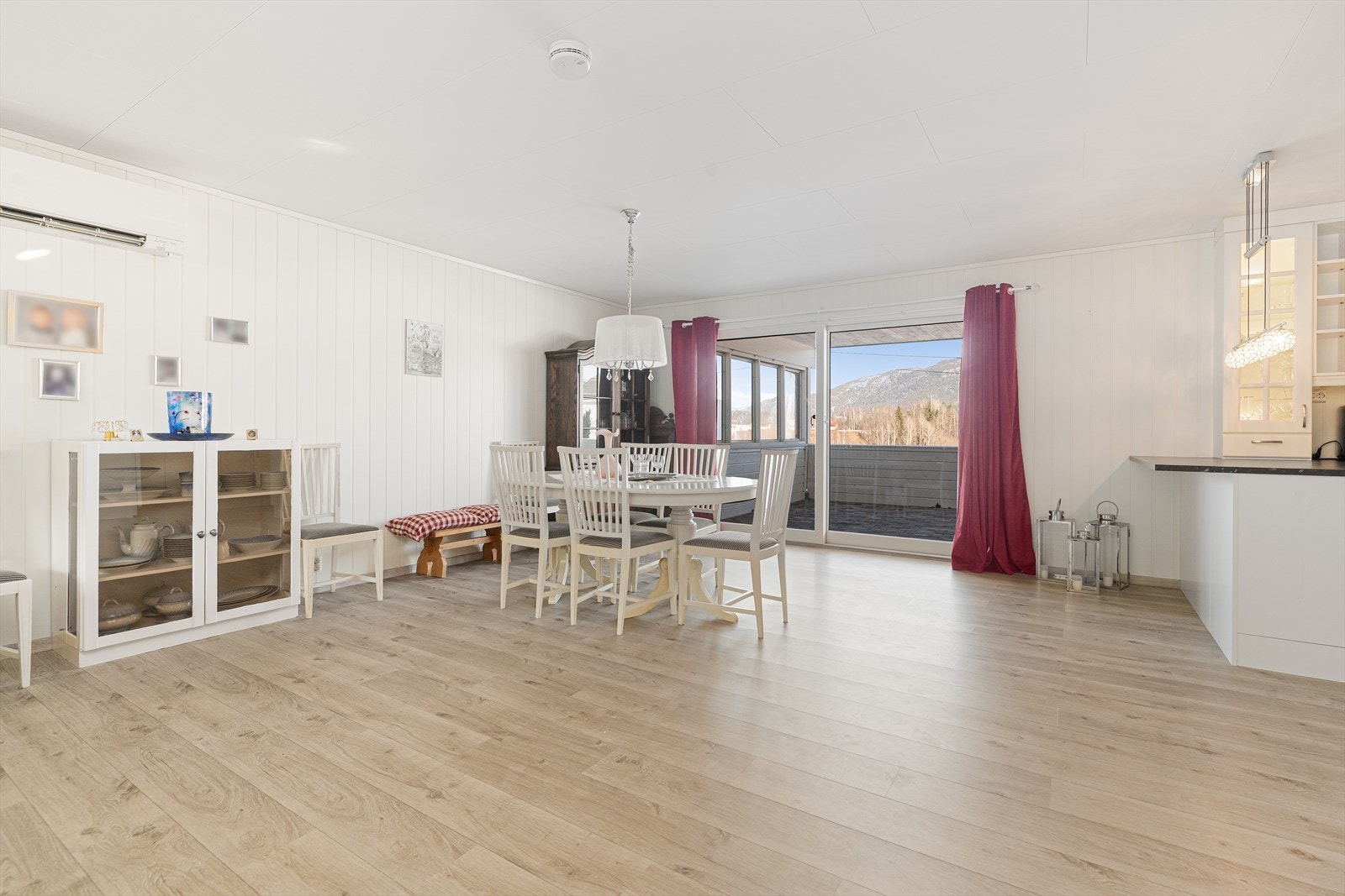 Stuen har god plass til både sofagruppe og spisestue. Fra spisestuen er det skyvedør med utgang til hyggelig terrasse. Galleribilde