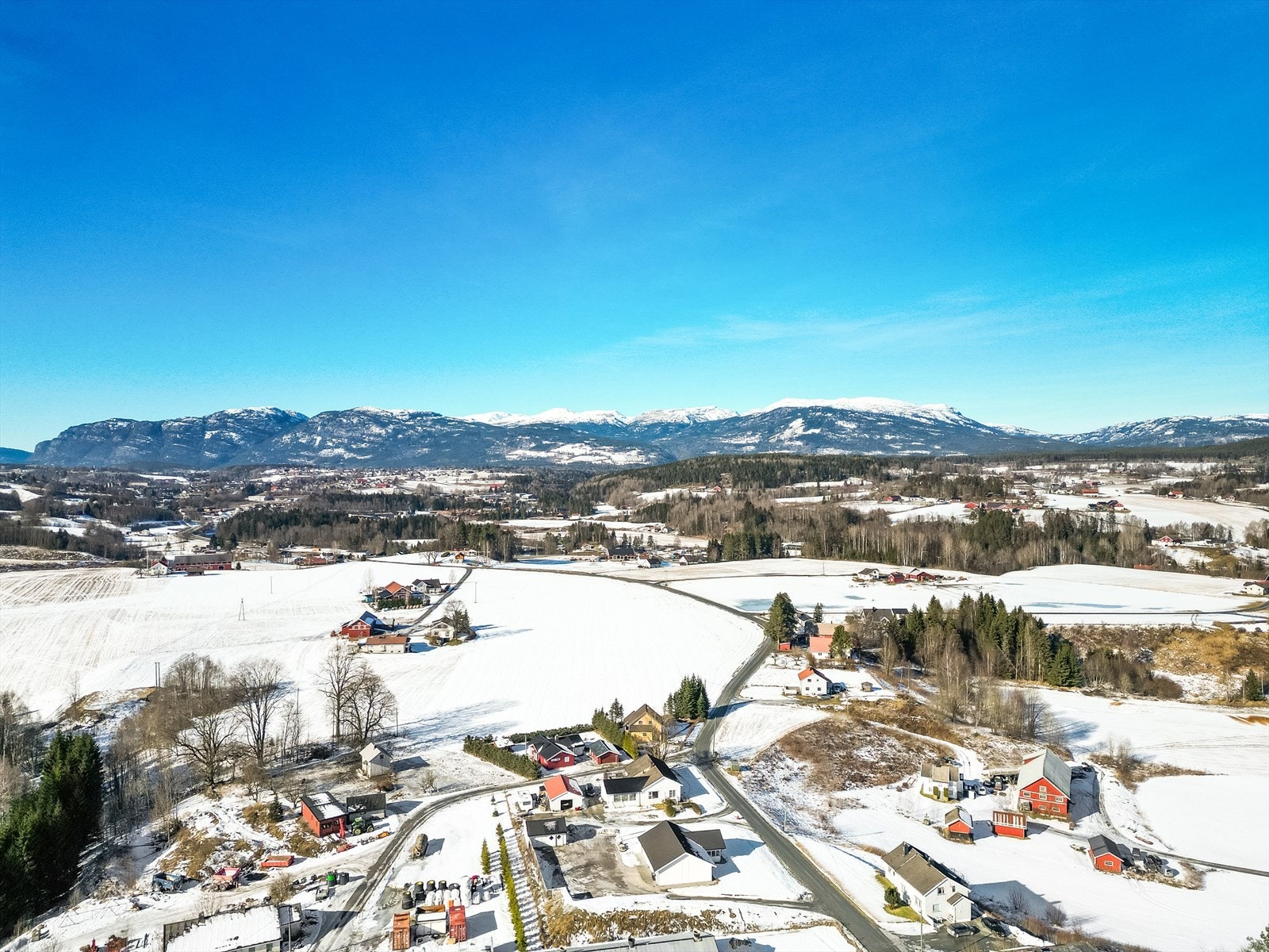 Det er kort vei til flotte opplevelser på Telemarkskanalen, eller til toppturer på Lifjellplatået der 20 topper rager 1000 meter over havet. Fjellturene belønnes med en spektakulær utsikt. Galleribilde
