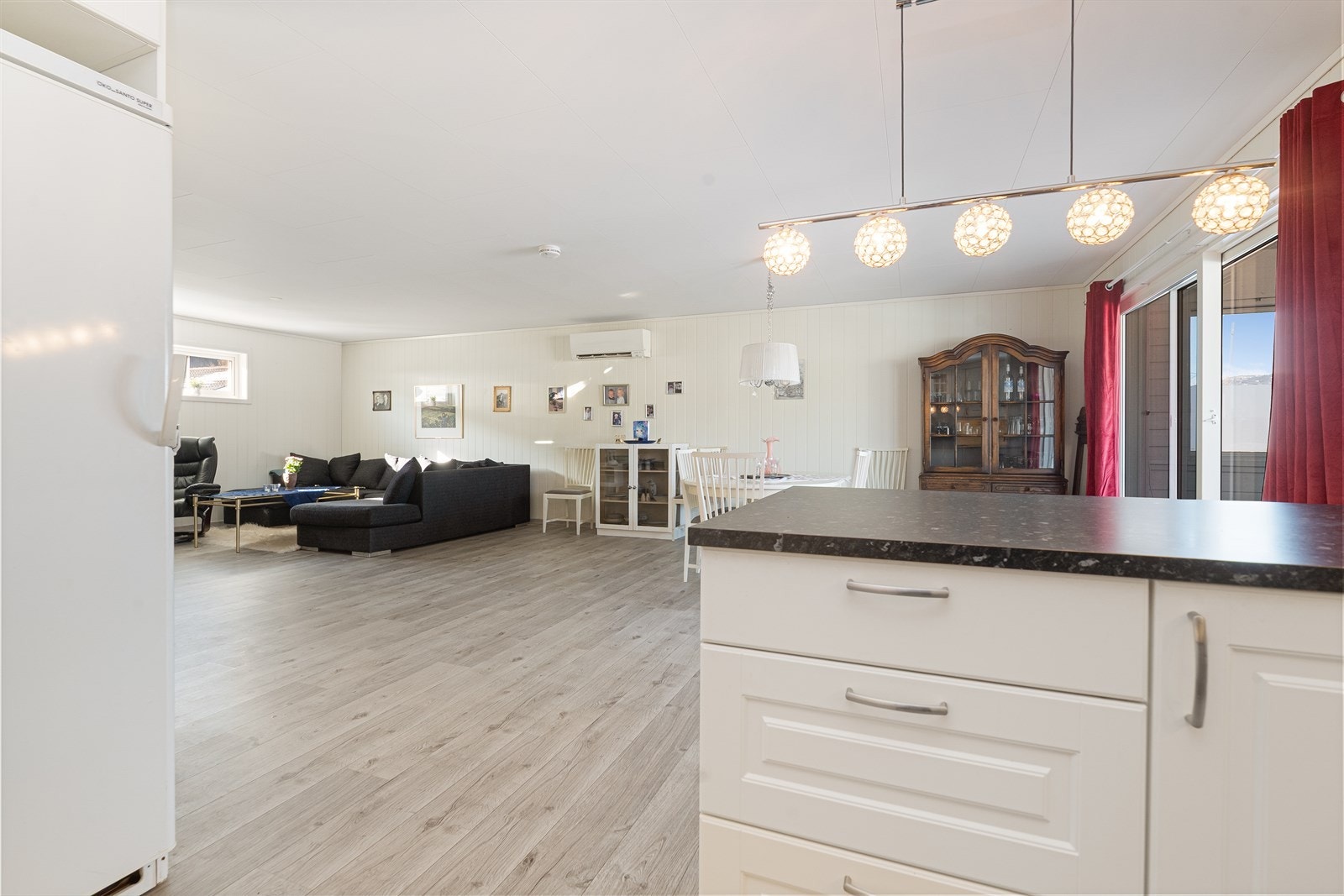 Kjøkkenet ligger i åpen løsning med stuen som gir gode muligheter for sosialt samspill. Galleribilde