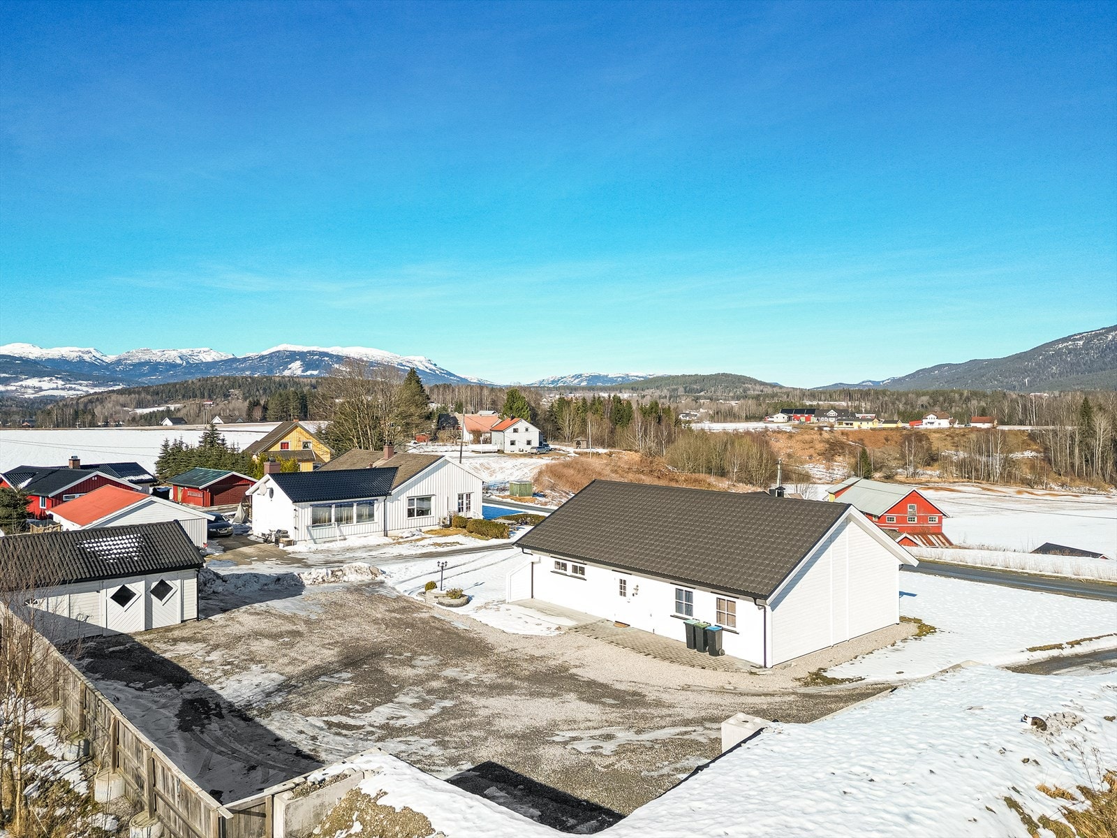 Eiendommen har en romslig gårdsplass med gode parkeringsmuligheter. Galleribilde