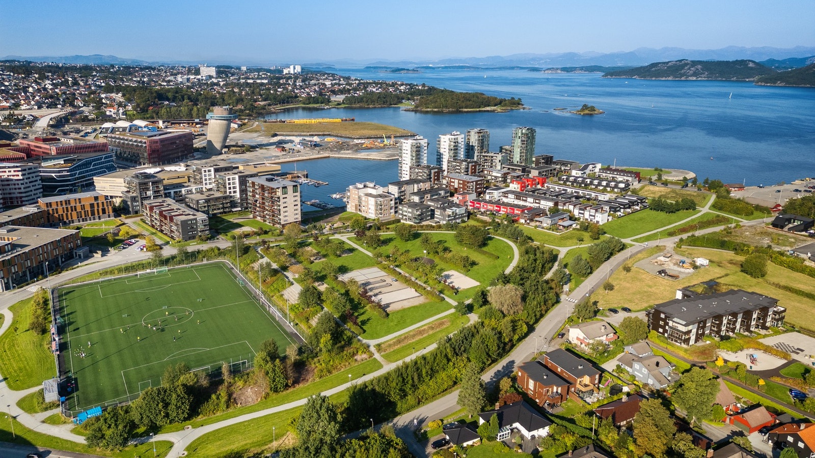 Leiligheten har en nydelig beliggenhet i en av Stavangers mest attraktive bydeler med nyere bebyggelse og grønne fellesområder. Galleribilde